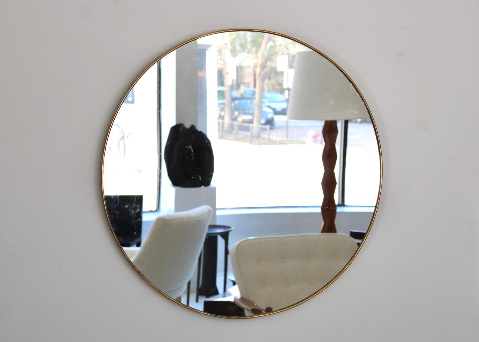Elegant vintage wall mirror with deep solid patina brass frame and mirror glass. Made in Italy in the 1960s, original and not a reproduction.
At the back the mirror is reinforced with a wooden plate. Very elegant tapering shape.
the thickness is 1