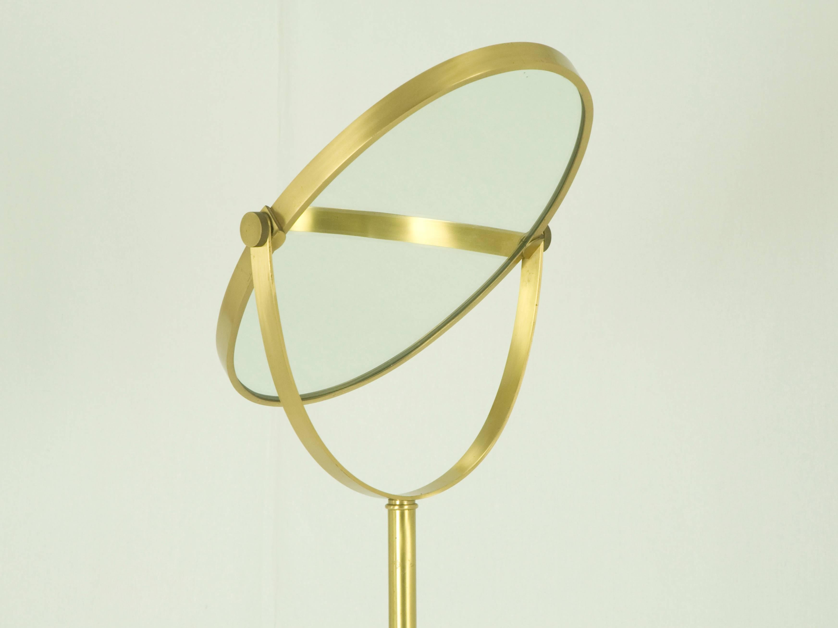 Italian Brass Freestanding andTilting 1960/1970s Floor Mirror In Good Condition For Sale In Varese, Lombardia