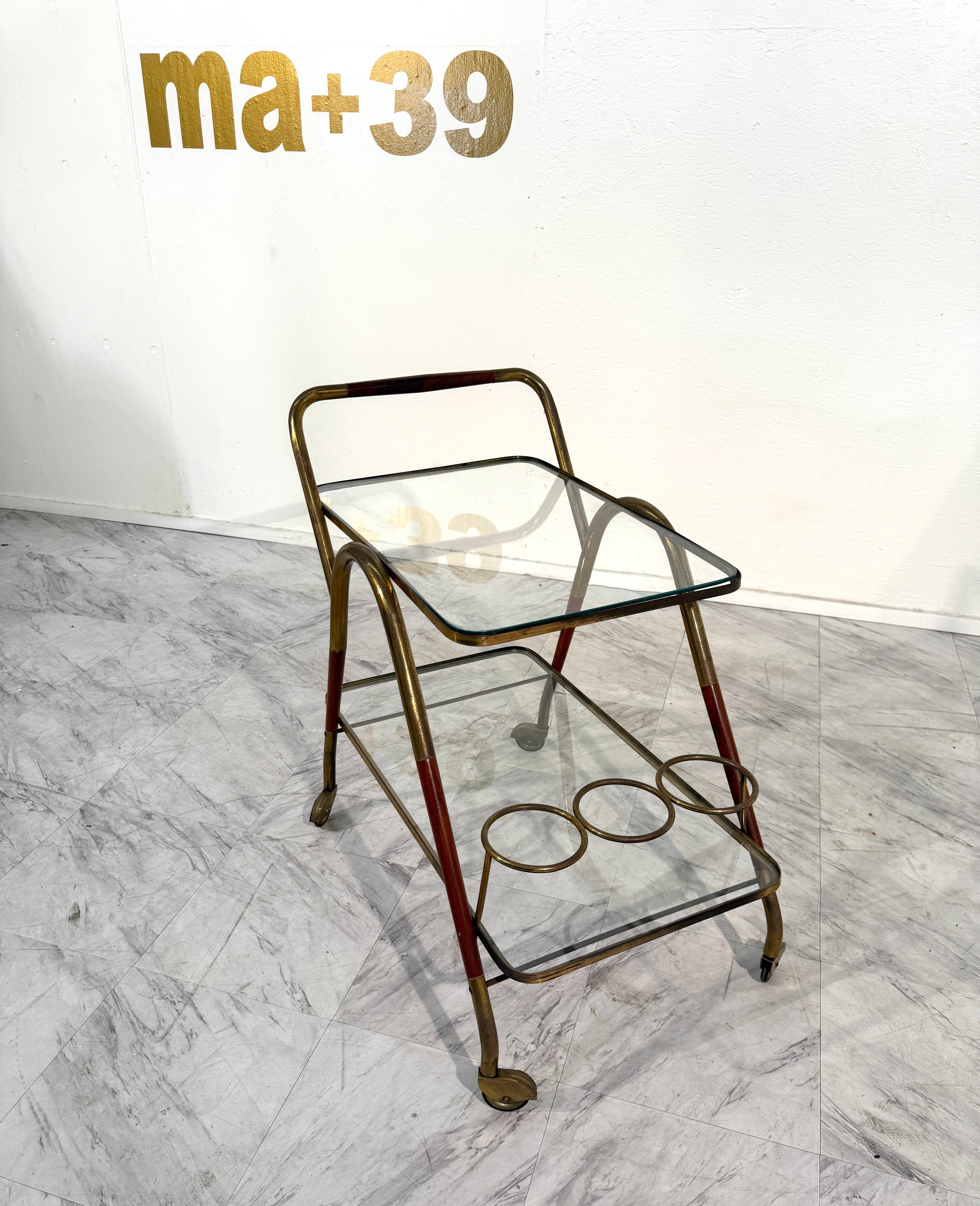 Carrito de bar italiano de latón y cristal con soporte para botellas Moderno en venta