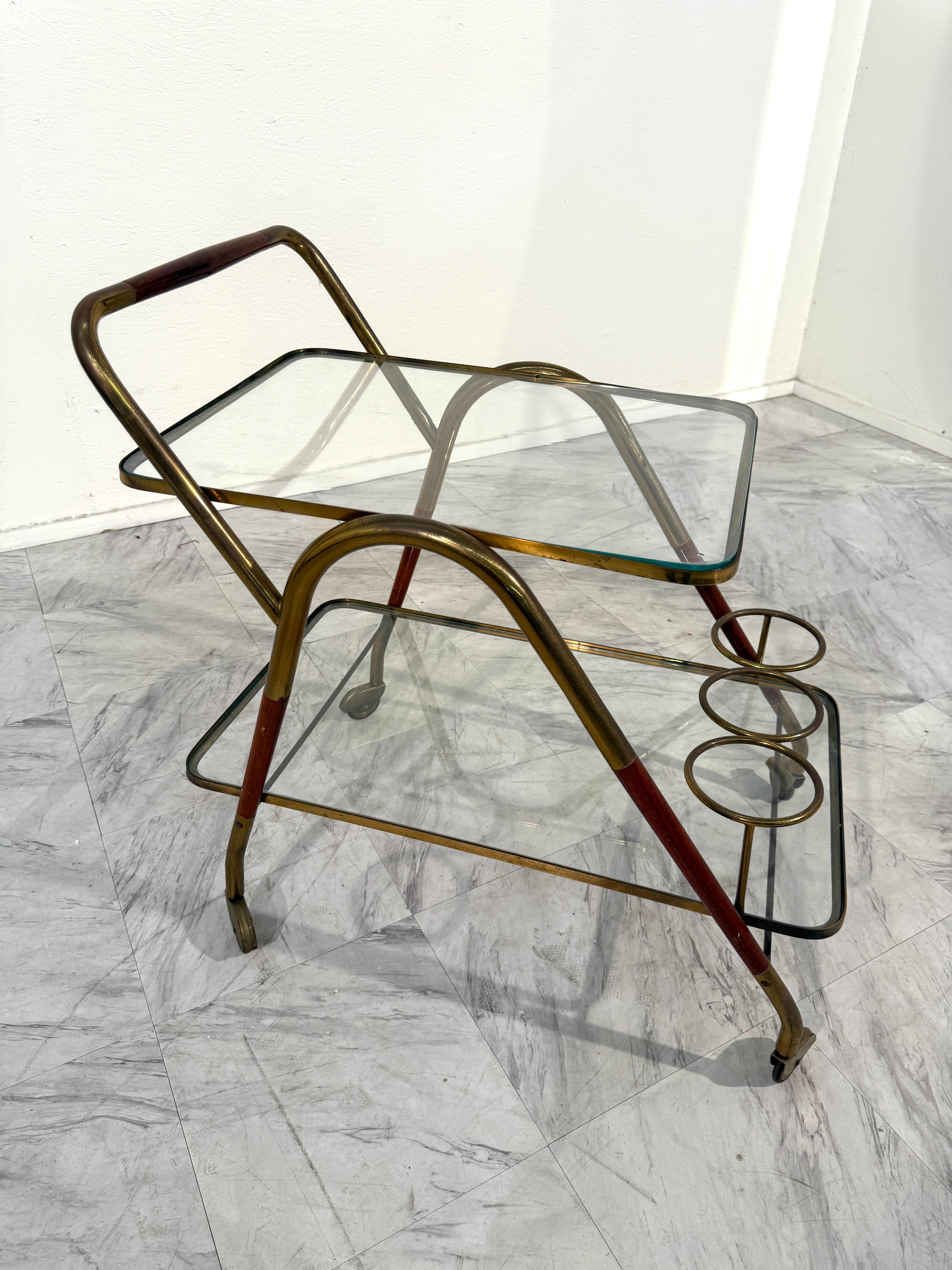 Carrito de bar italiano de latón y cristal con soporte para botellas en Bueno estado para la venta en Los Angeles, CA
