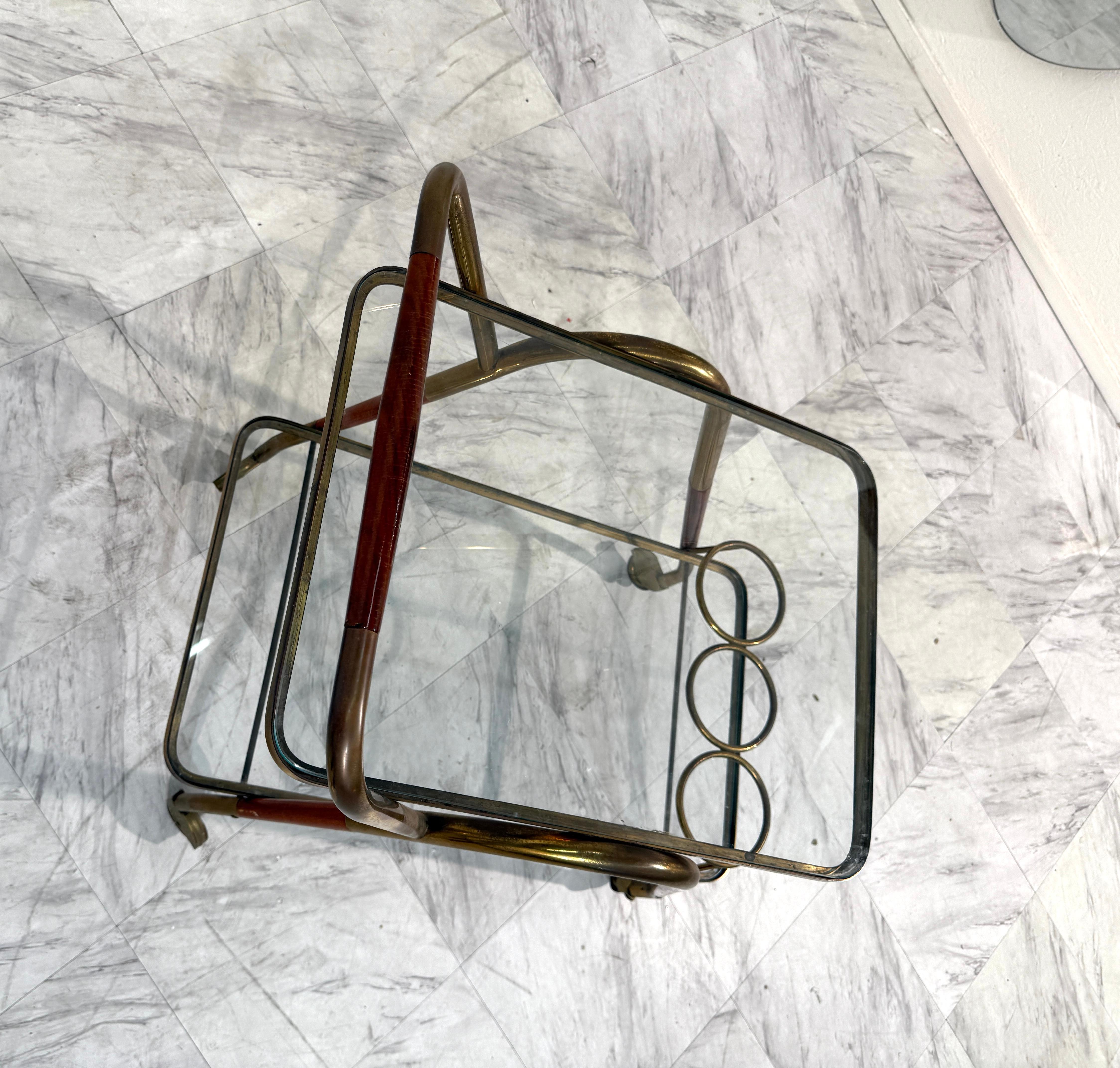 Carrito de bar italiano de latón y cristal con soporte para botellas en venta 1