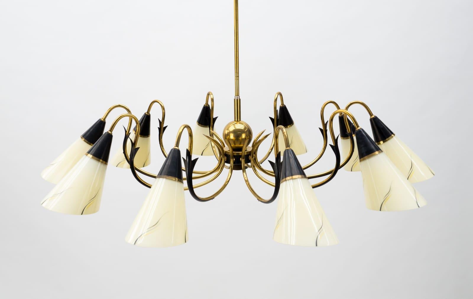 Italiano Lampadario italiano a 10 luci in ottone e vetro, anni '50 in vendita