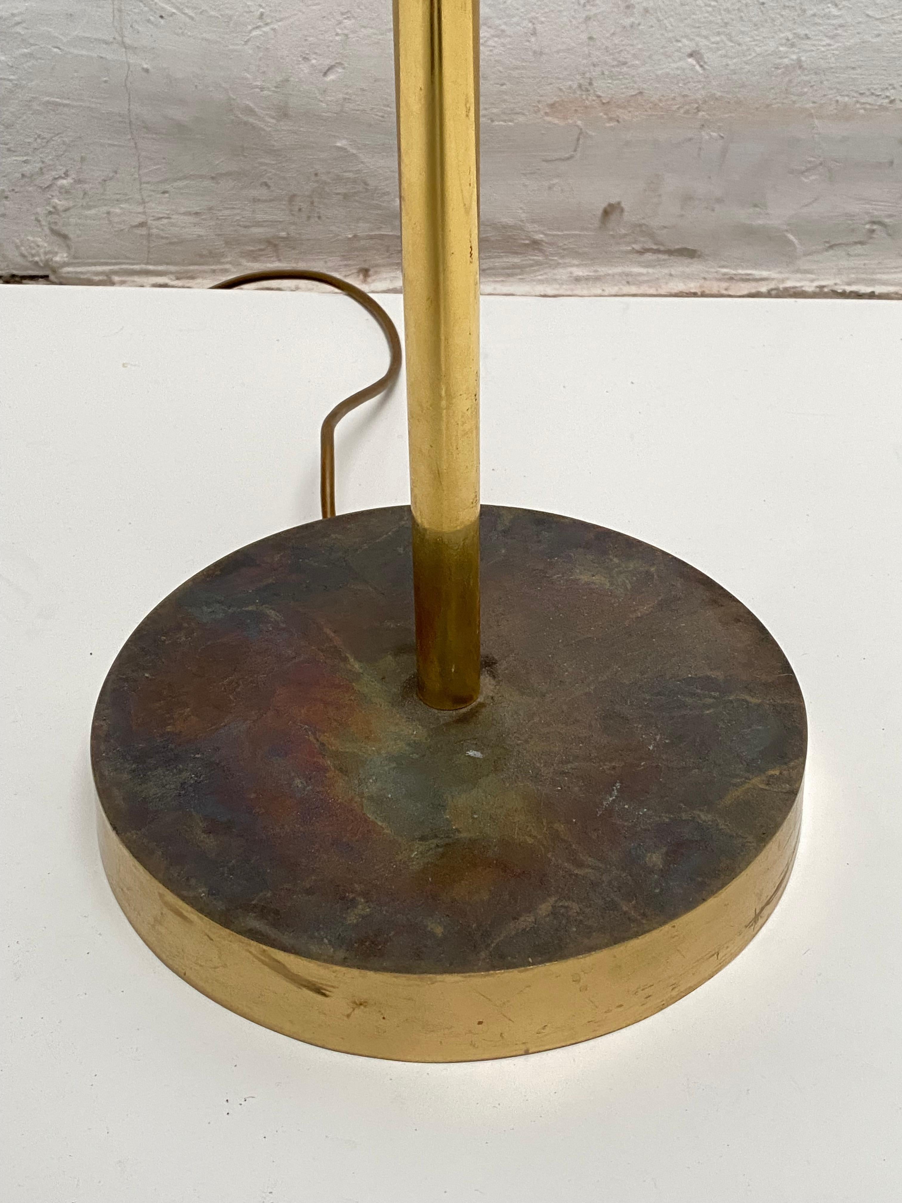 Italienische Stehlampe aus Messing und Eisen Antonella Caprio Saviato (zugeschrieben) 1970er Jahre (Moderne der Mitte des Jahrhunderts) im Angebot