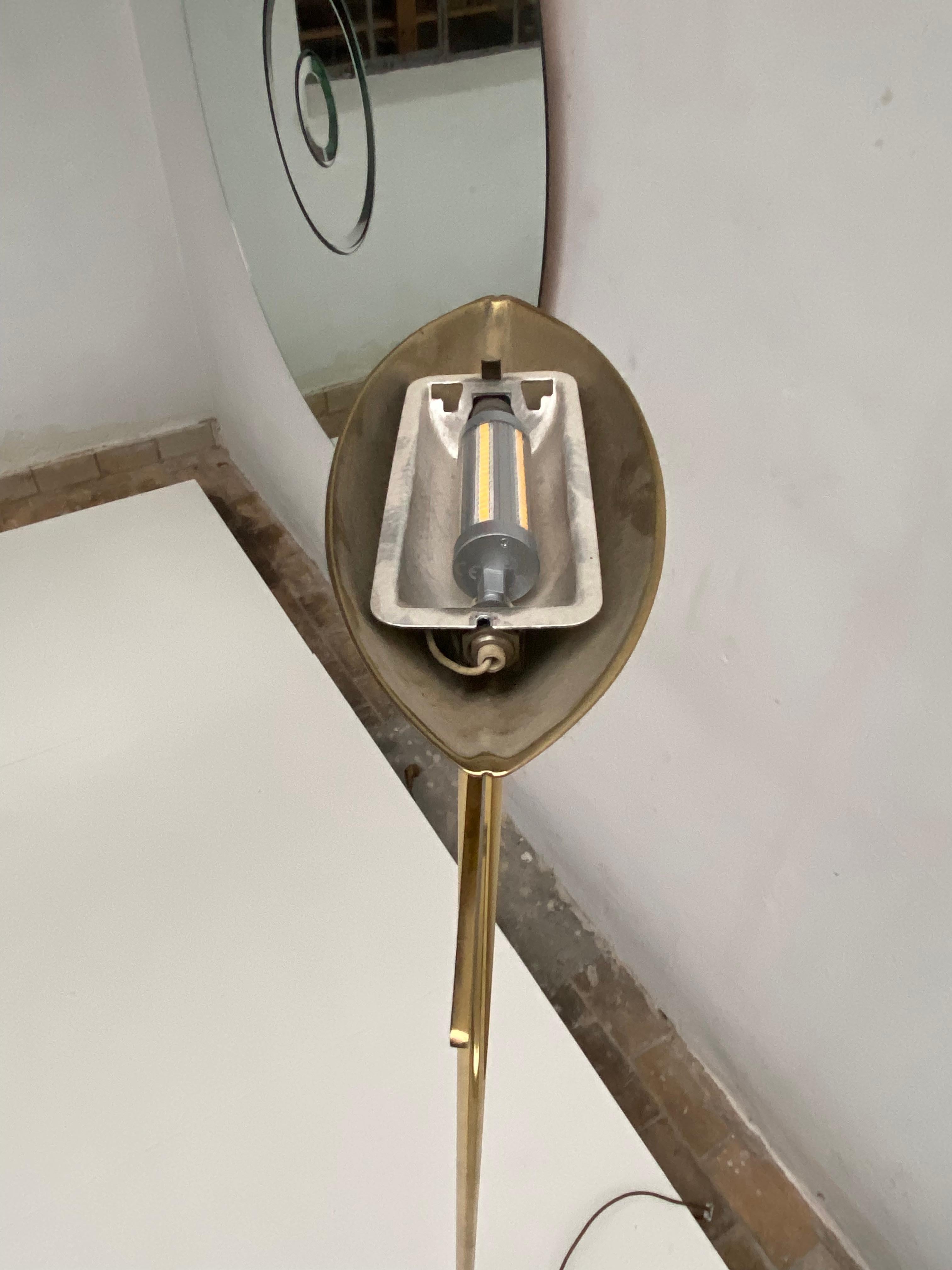 Italienische Stehlampe aus Messing und Eisen Antonella Caprio Saviato (zugeschrieben) 1970er Jahre im Angebot 1