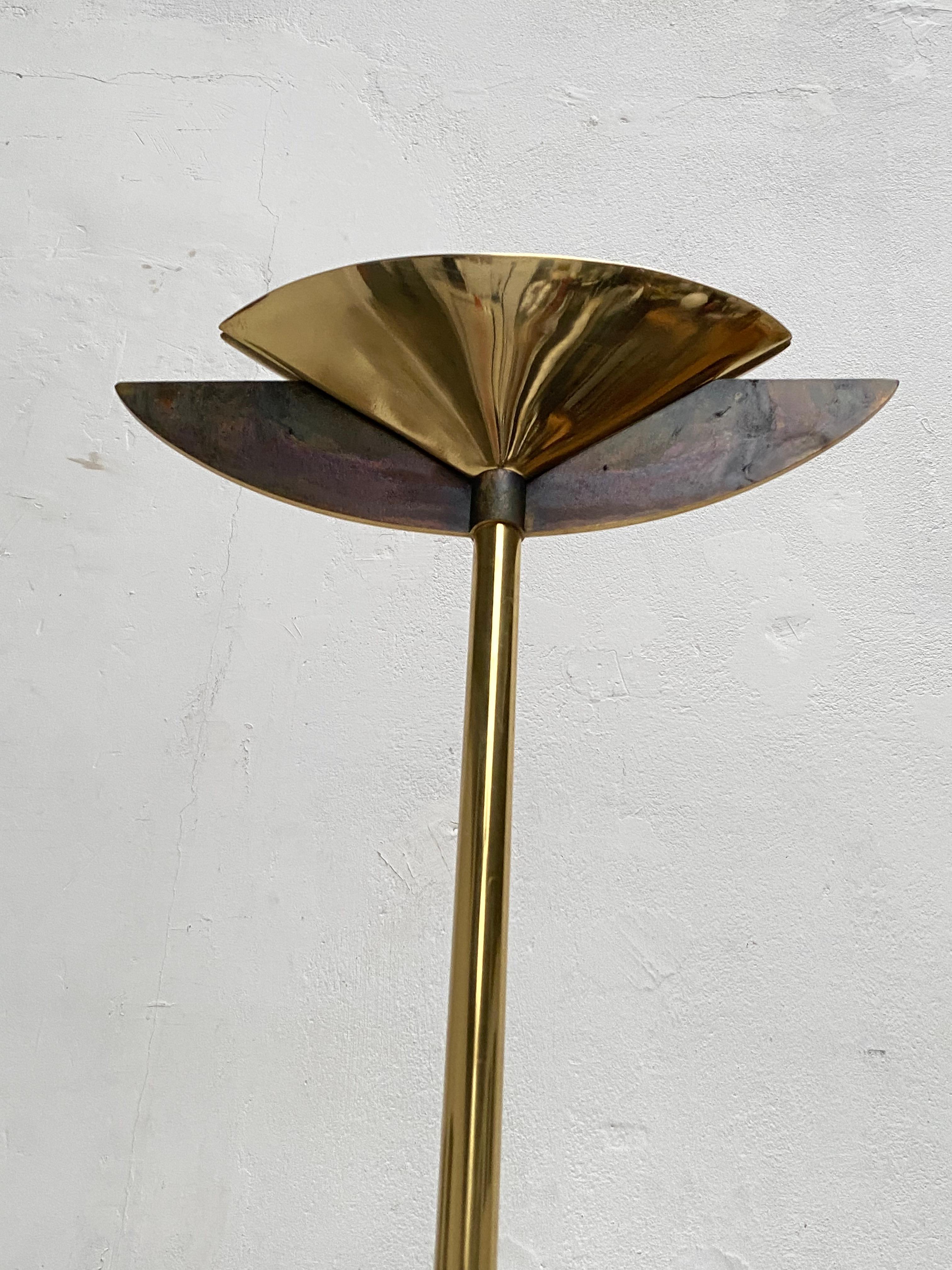 Italienische Stehlampe aus Messing und Eisen Antonella Caprio Saviato (zugeschrieben) 1970er Jahre im Angebot 2