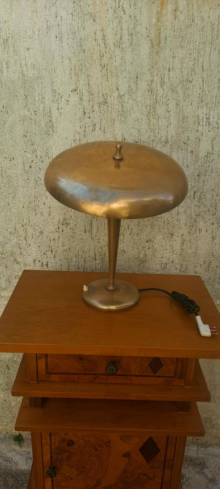 Laiton Lampe italienne en laiton dans le style d'Arredoluce en vente