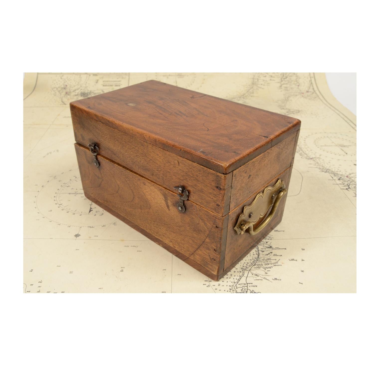Instrument de géomètre italien en laiton fabriqué en 1860 avec sa boîte d'origine en noyer en vente 7