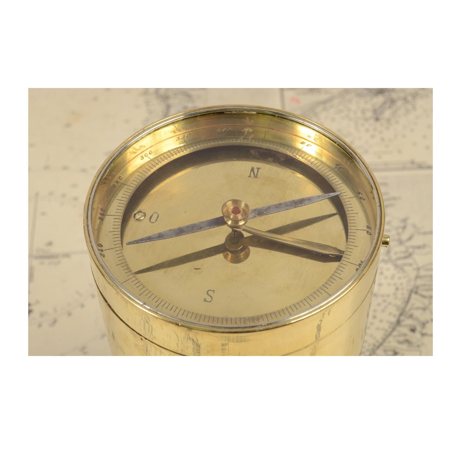 Milieu du XIXe siècle Instrument de géomètre italien en laiton fabriqué en 1860 avec sa boîte d'origine en noyer en vente