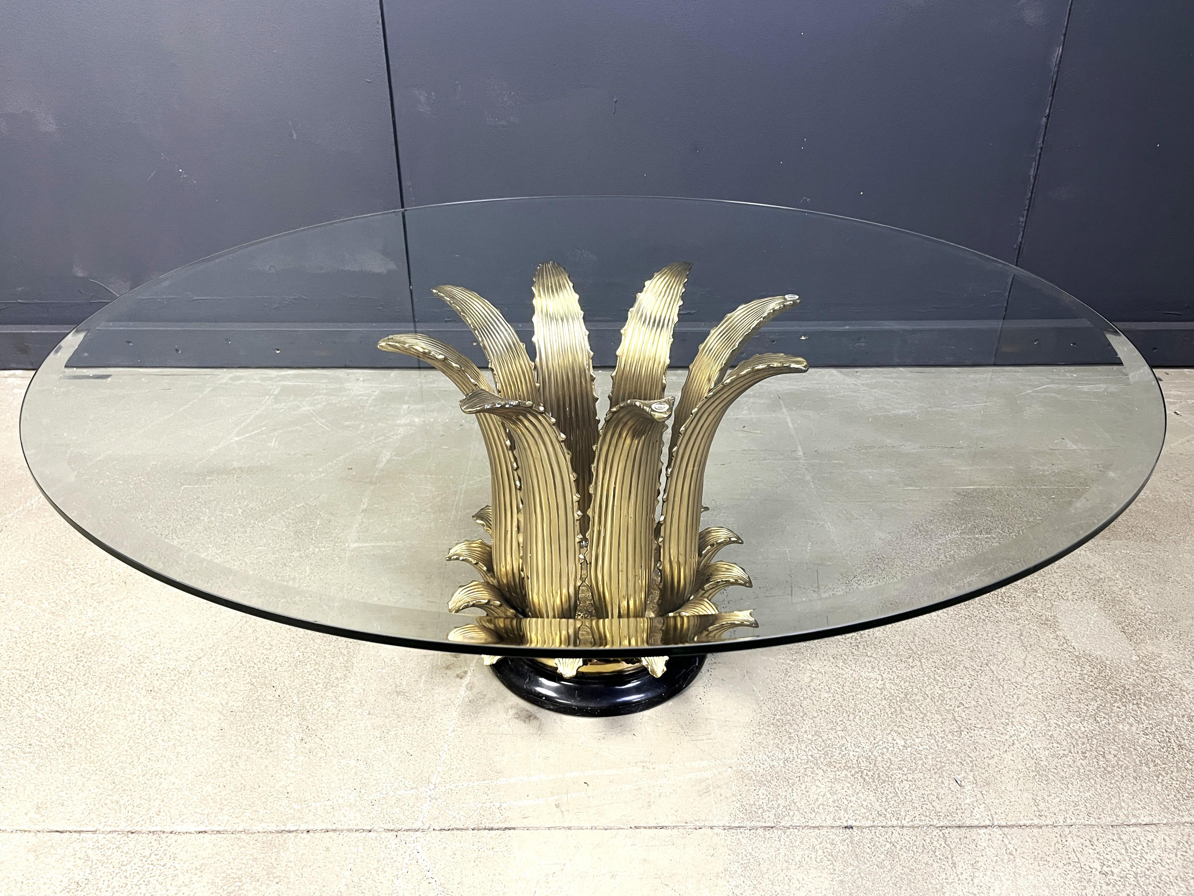 Italian brass leaf and marble coffee table, 1970s In Good Condition For Sale In Leuven, Vlaams Gewest