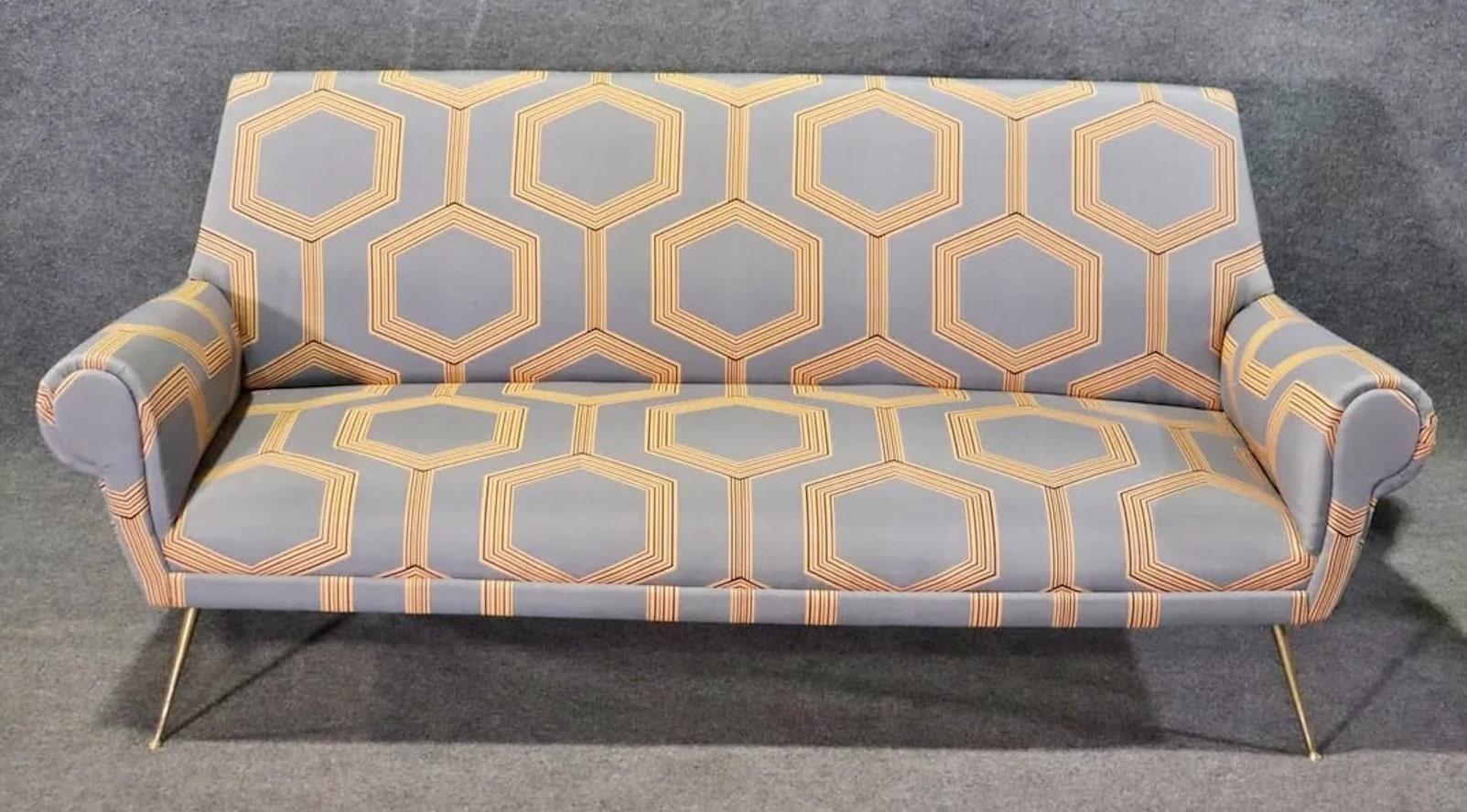 Sofa im modernen Stil der Jahrhundertmitte mit abgerundeten Armlehnen und polierten Messingbeinen. 
Bitte bestätigen Sie den Standort NY oder NJ