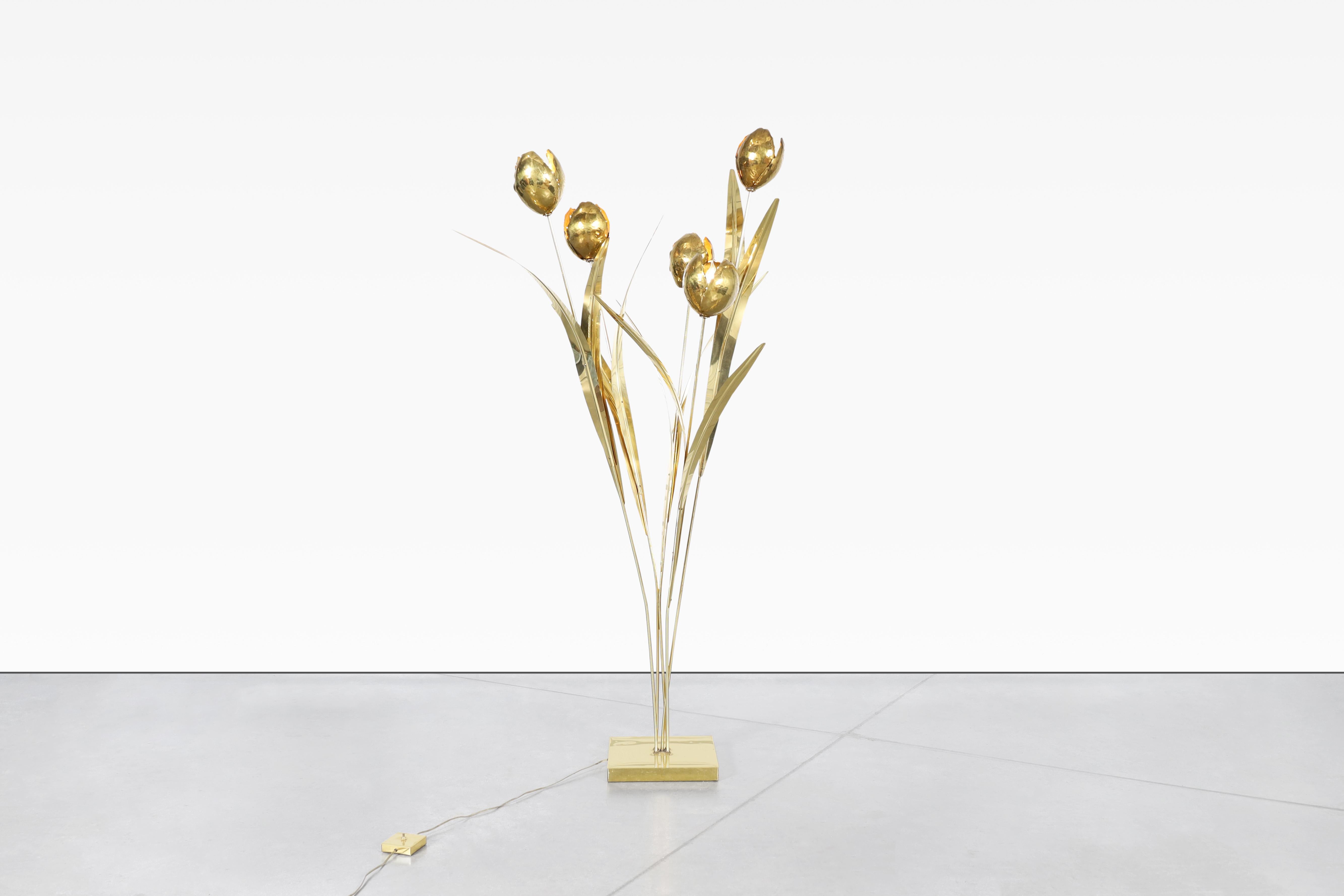 Illuminez votre espace avec ce superbe lampadaire vintage en laiton, fabriqué à la main en Italie dans les années 1970. Cette pièce unique comporte cinq lampes en forme de fleur magnifiquement conçues, chacune diffusant délicatement une lueur chaude