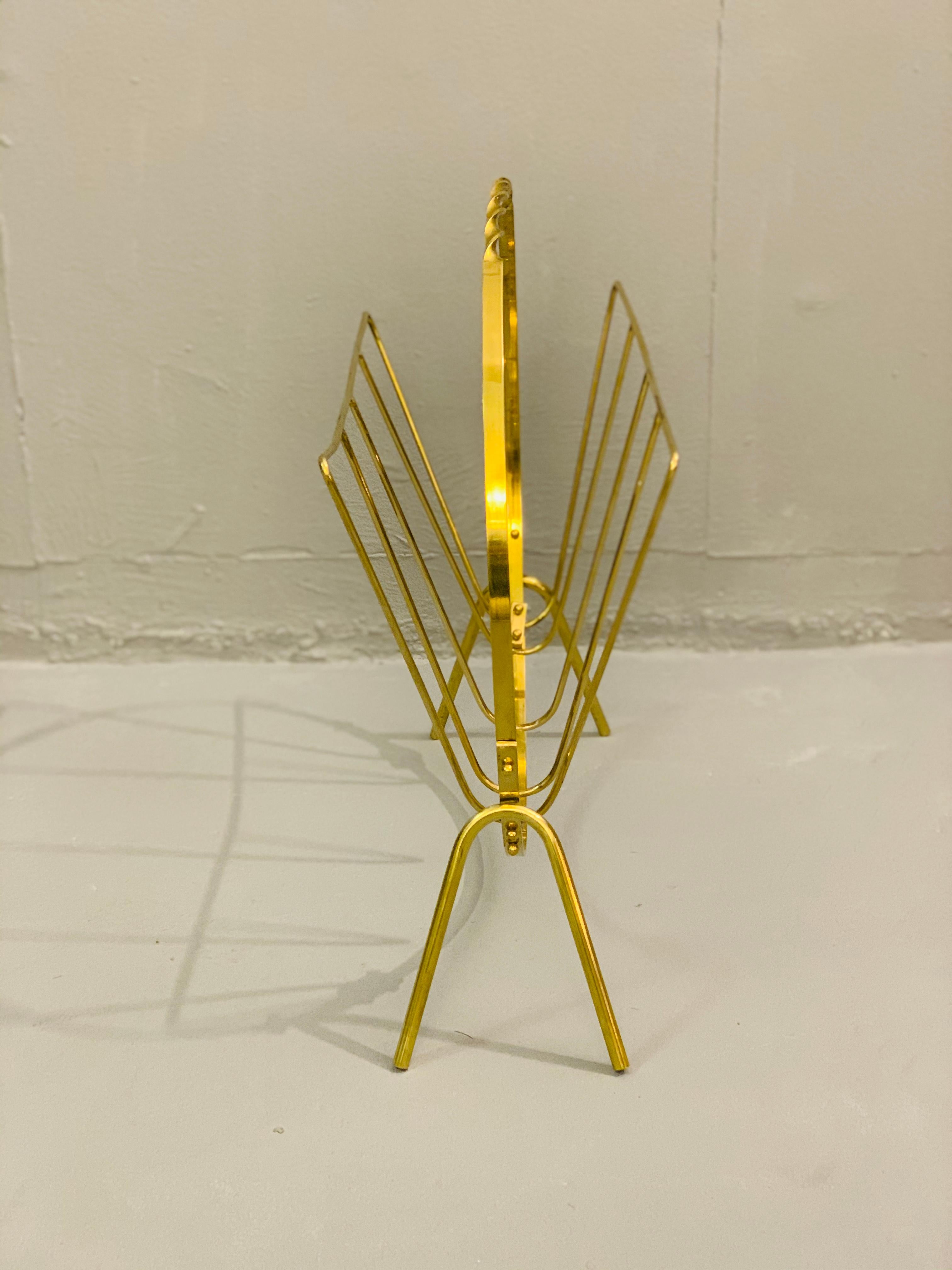 Italian Brass Magazine Rack, 1960s In Good Condition For Sale In Brussels, BE