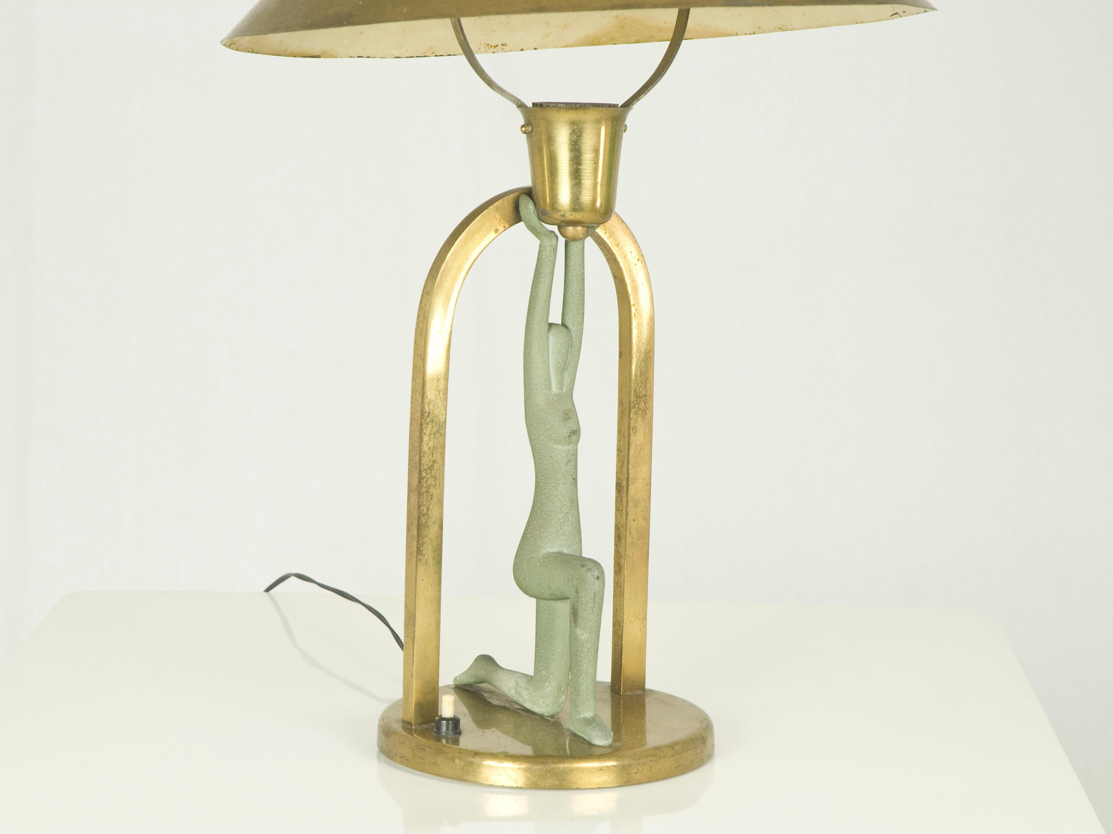 Italian Brass & Metal Art Deco Table Lamp with Stylized Figure In Good Condition In Varese, Lombardia