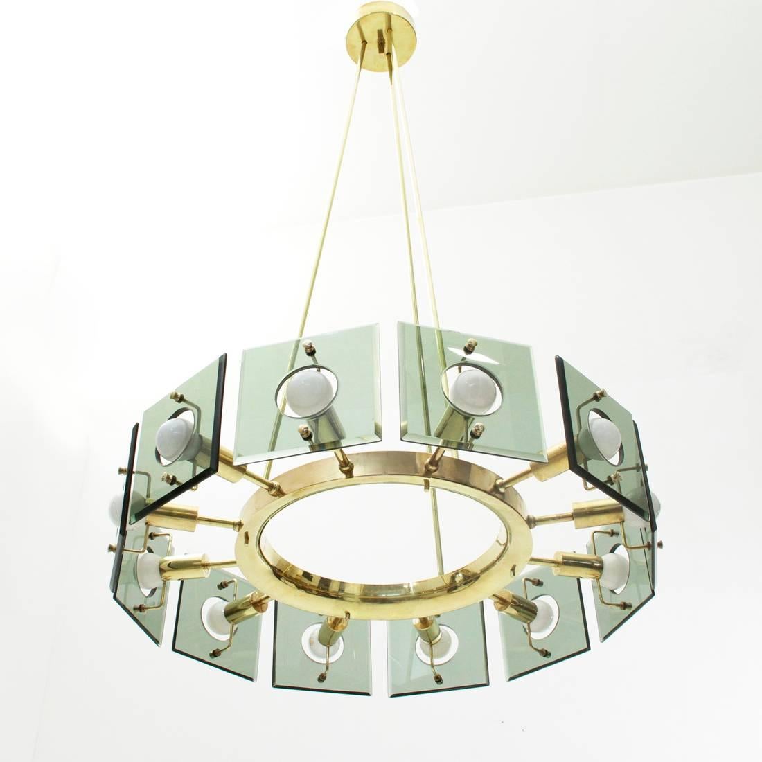 Chandelier produced by Gino Paroldo in the 50s.
Rosette, stems and structure, in brass.
Diffusers in smoked glass.
Excellent general conditions, some signs due to normal use over time.

Dimensions: Diameter 61 cm, height 110 cm.