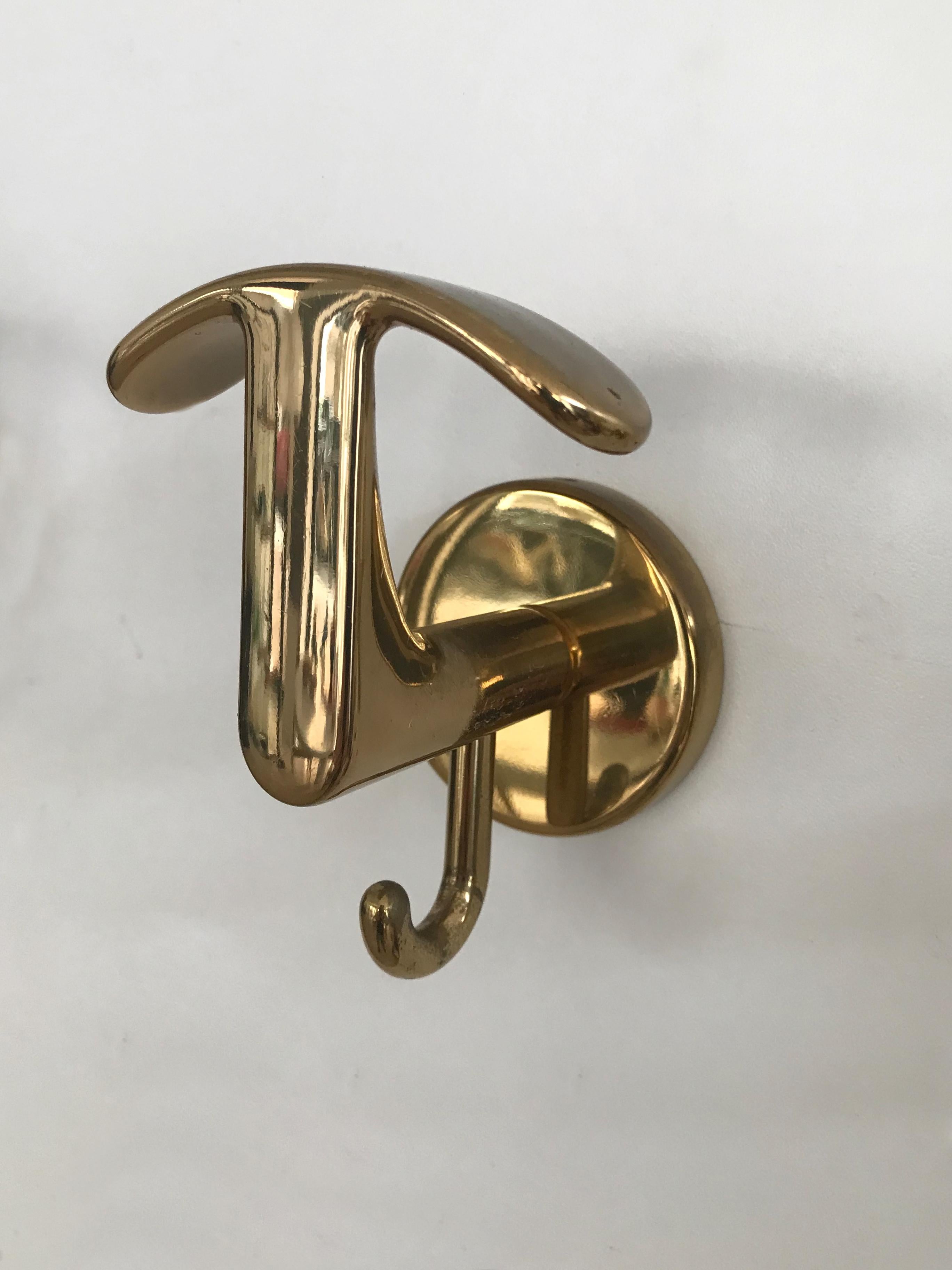 Percheros de pared italianos de latón de mediados de siglo setenta set de 7 en venta 3
