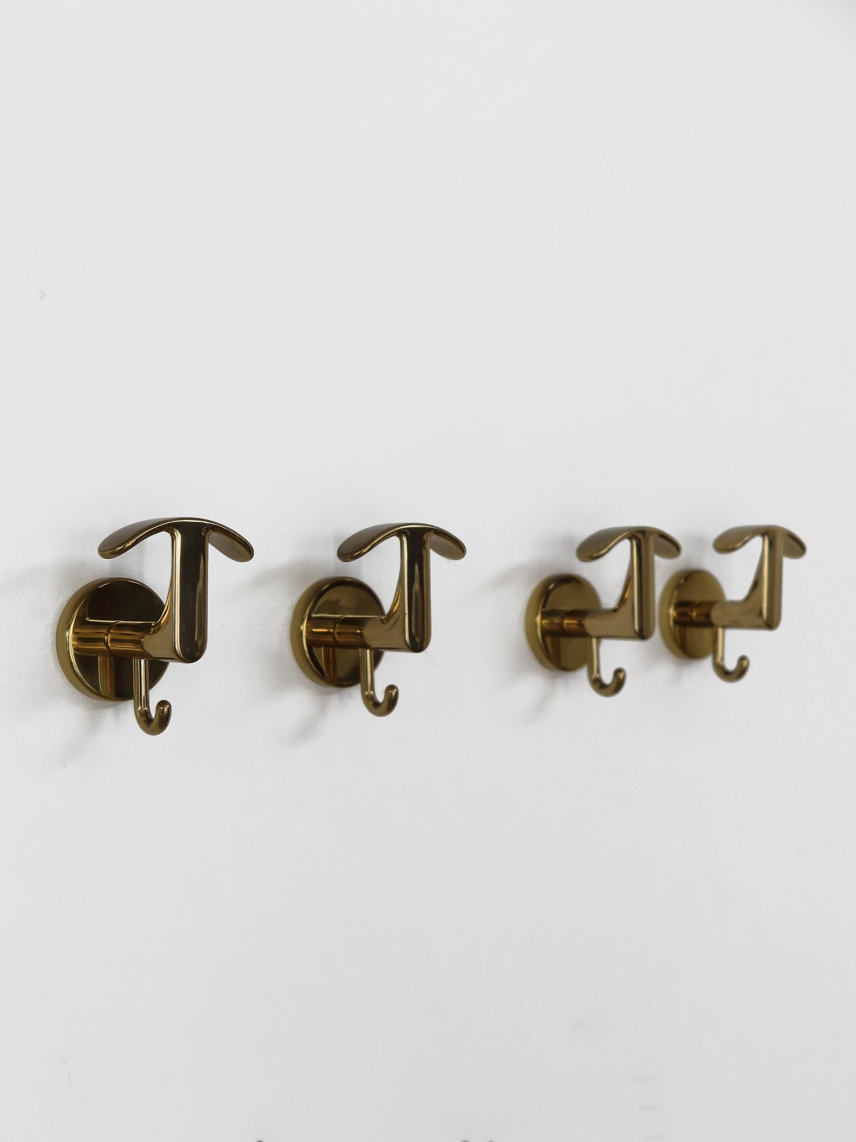 Percheros de pared italianos de latón de mediados de siglo setenta set de 7 Posmoderno en venta
