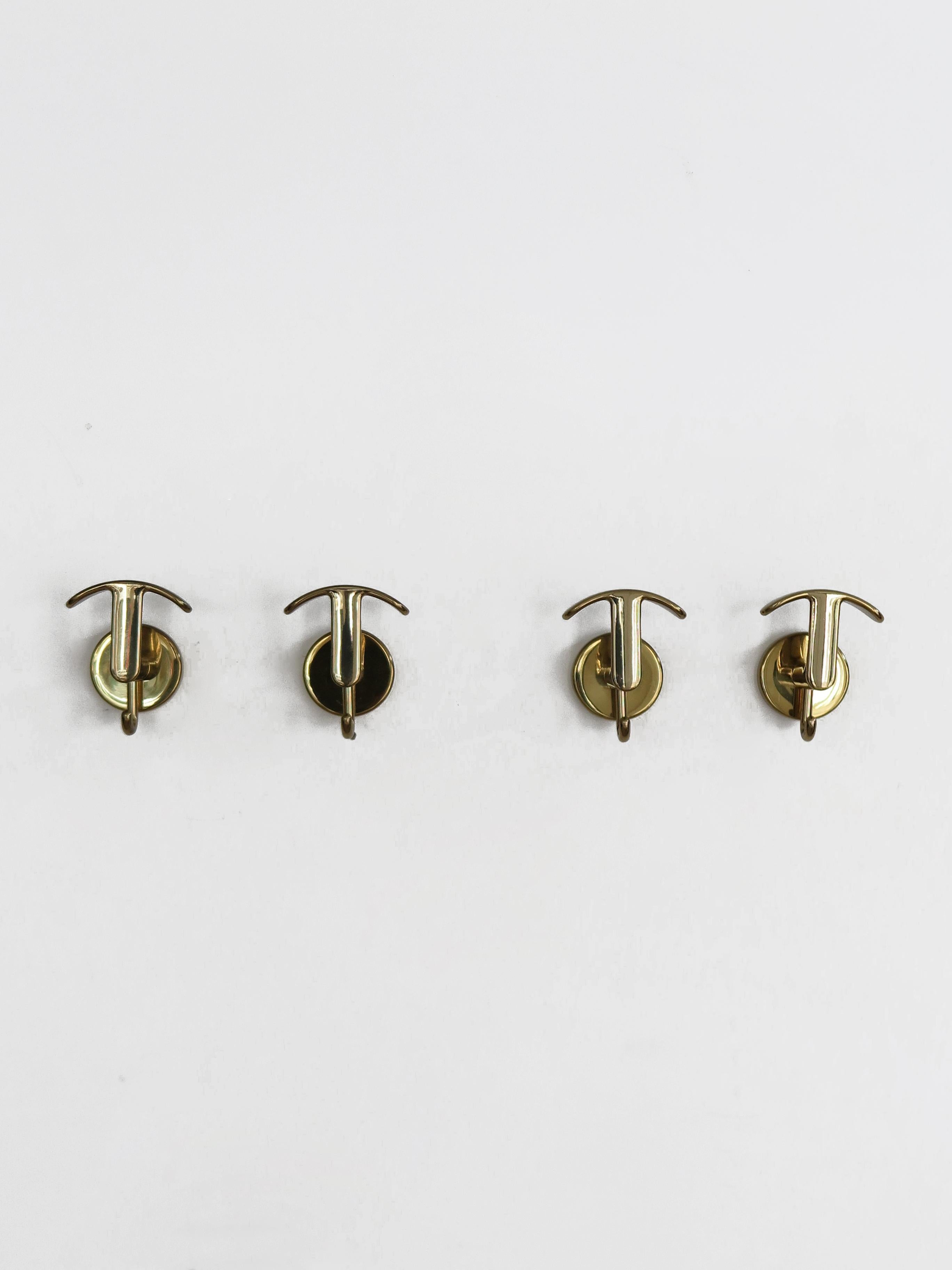 Percheros de pared italianos de latón de mediados de siglo setenta set de 7 Italiano en venta
