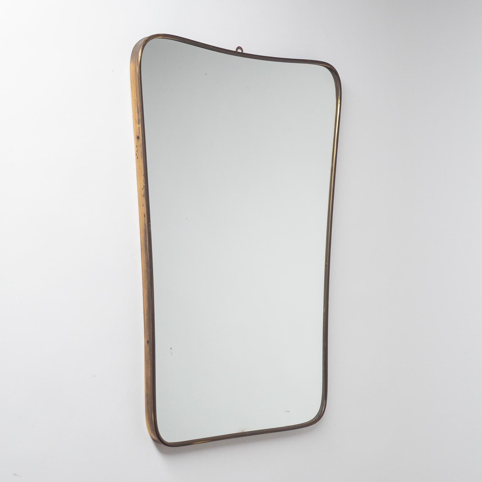 Italian brass mirror from the 1940-1950s. Continuous tapered brass frame with original mirror.