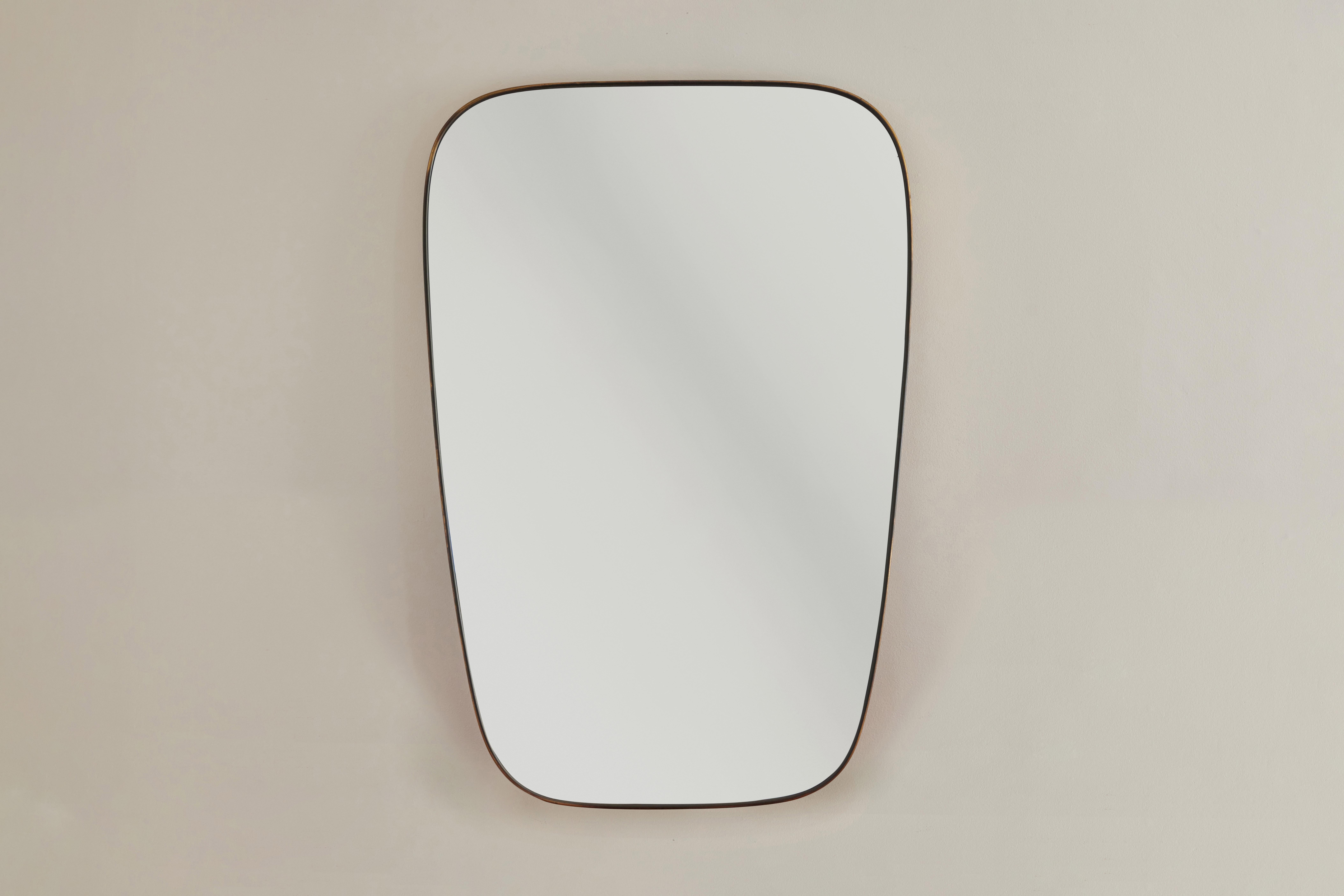 Specchio da parete italiano con cornice in ottone patinato. Realizzato in Italia intorno agli anni '60.