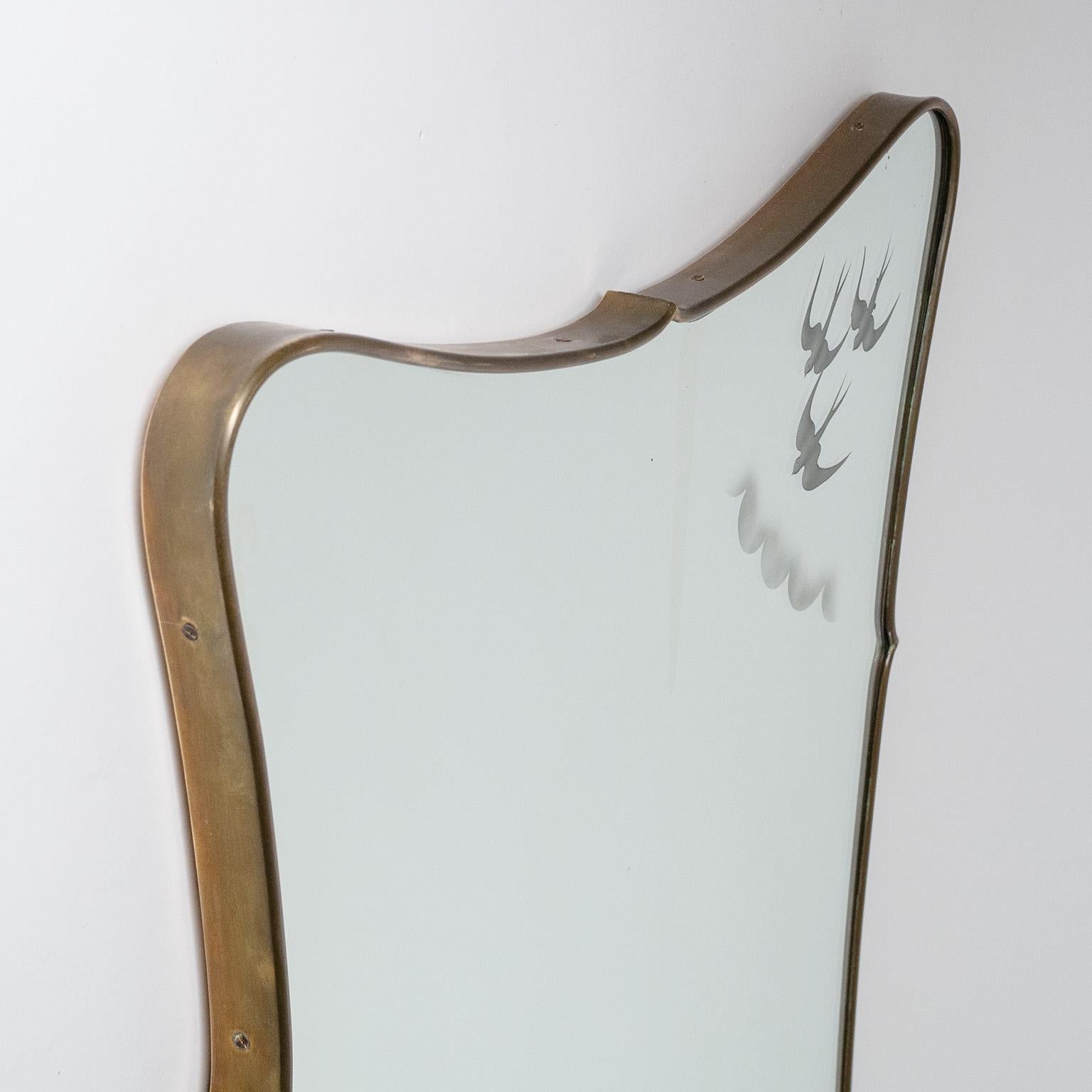 Italian Brass Mirror with Etched Decor, circa 1950 For Sale 3