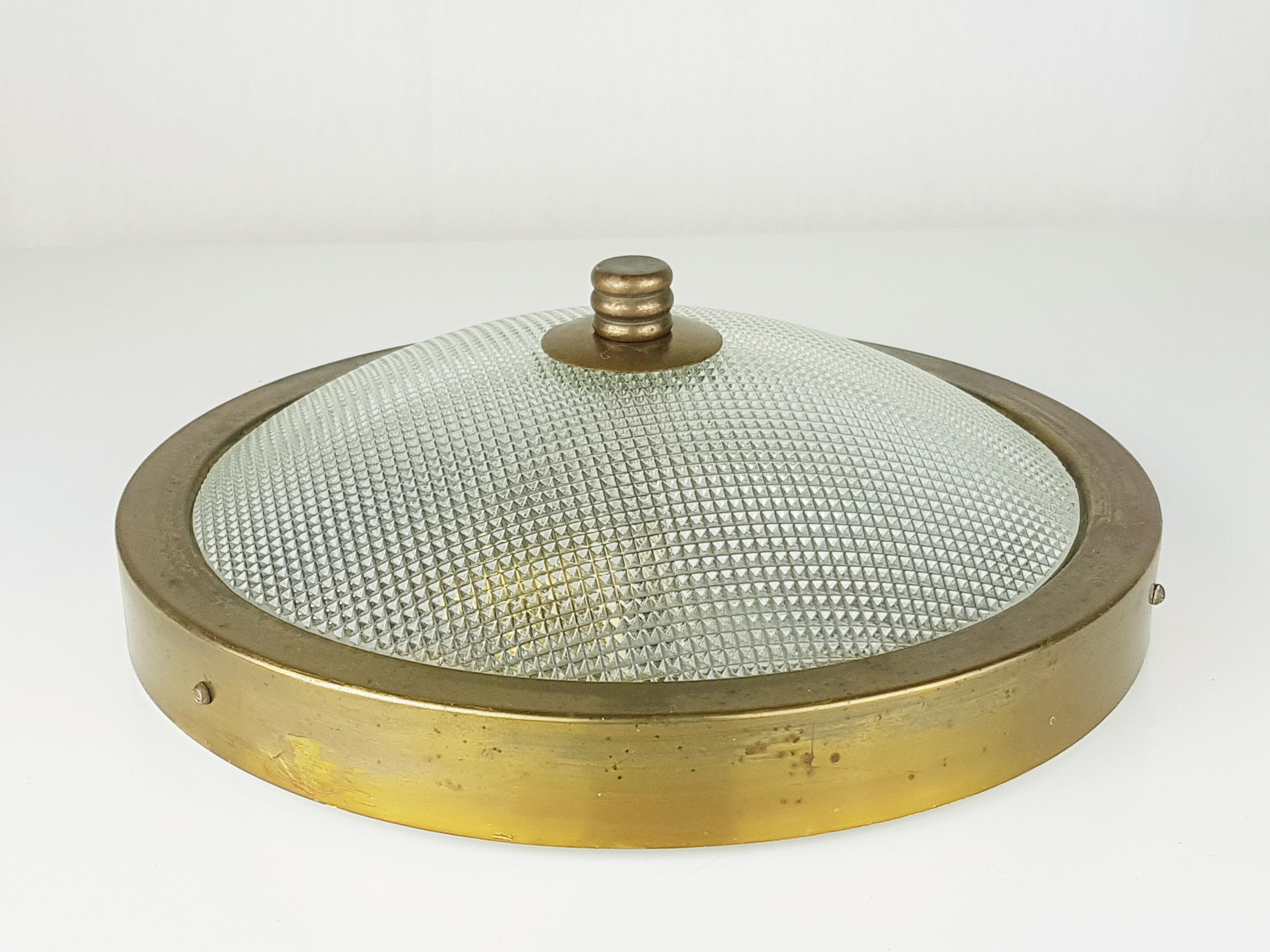 Italian Brass & Optical Convex Glass Mid-Century Modern Flushmount or Wall Lamp In Good Condition In Varese, Lombardia