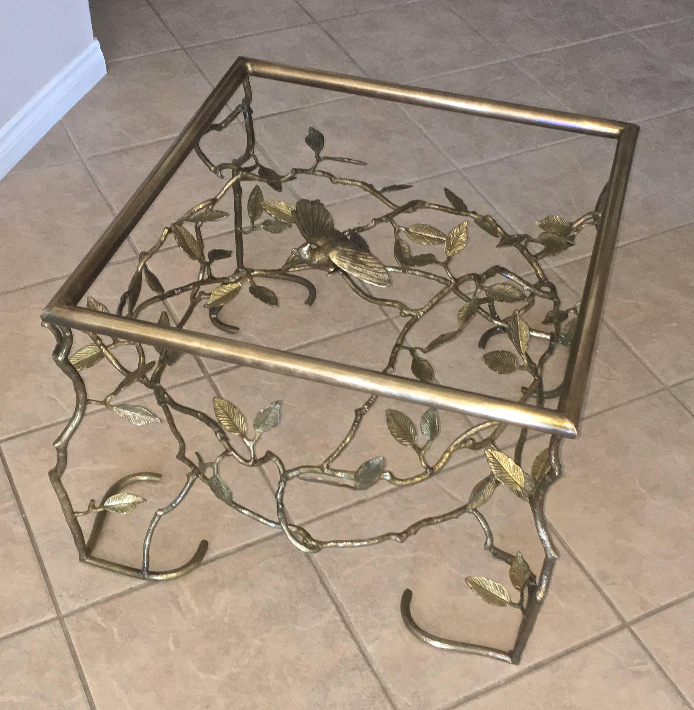 Magnifique table de cocktail ou table basse en forme d'arbre organique en laiton:: de fabrication italienne:: avec une belle finition générale en patine bronzée. Construction complexe avec des branches étendues remplies de feuilles éparses et d'un