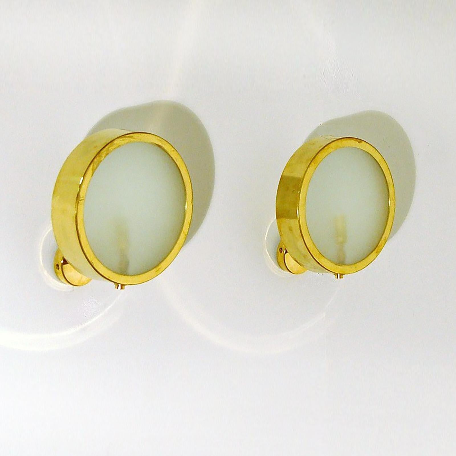 Mid-Century moderno Coppia di applique in ottone nello stile di Bruno Gatta, realizzate su ordinazione in vendita