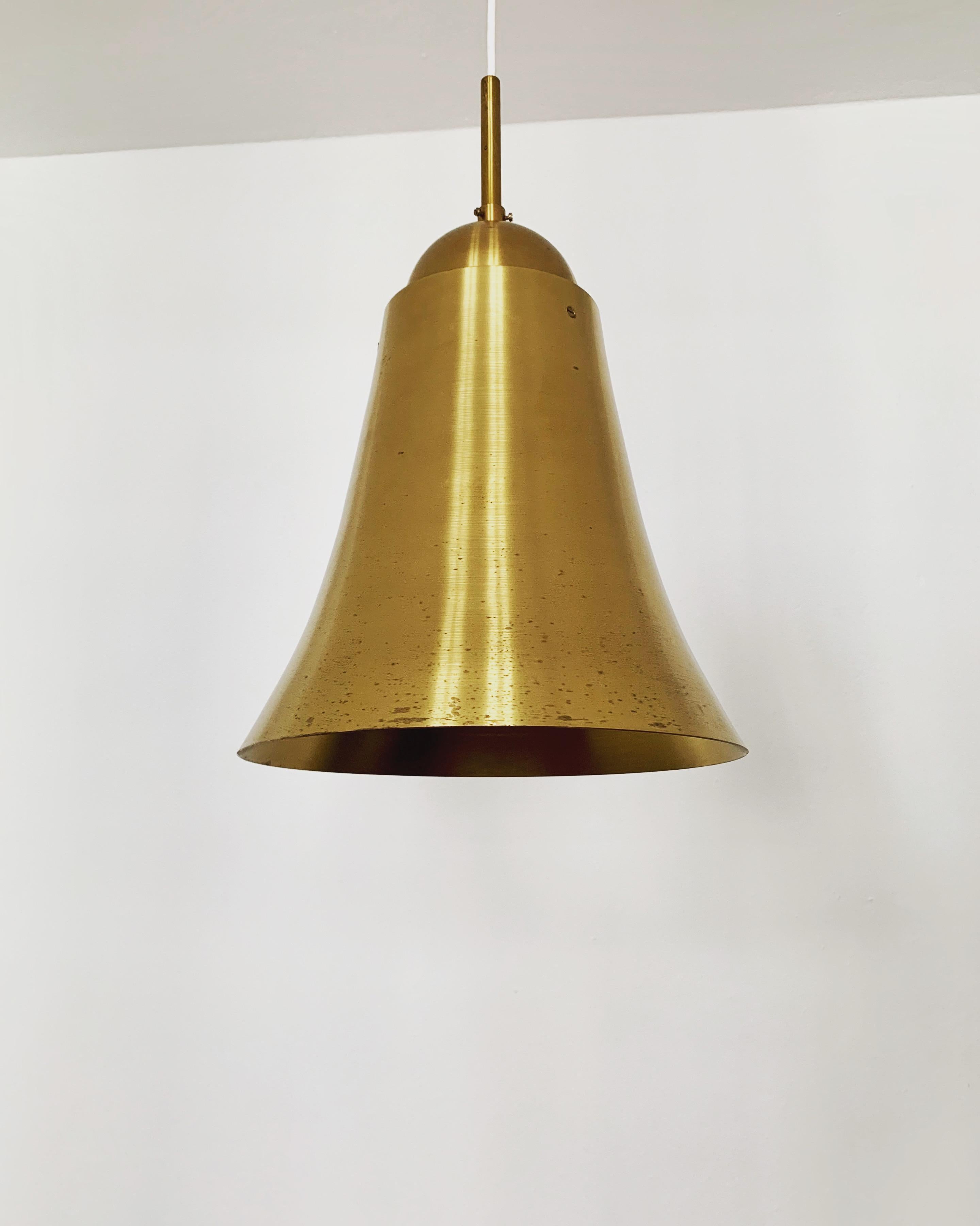 Una bellissima lampada a sospensione in ottone italiana a forma di campana, di grandi dimensioni, risalente agli anni Cinquanta.
L'ottone crea una luce molto calda e accogliente.
Una lavorazione solida e un vero e proprio colpo d'occhio per ogni