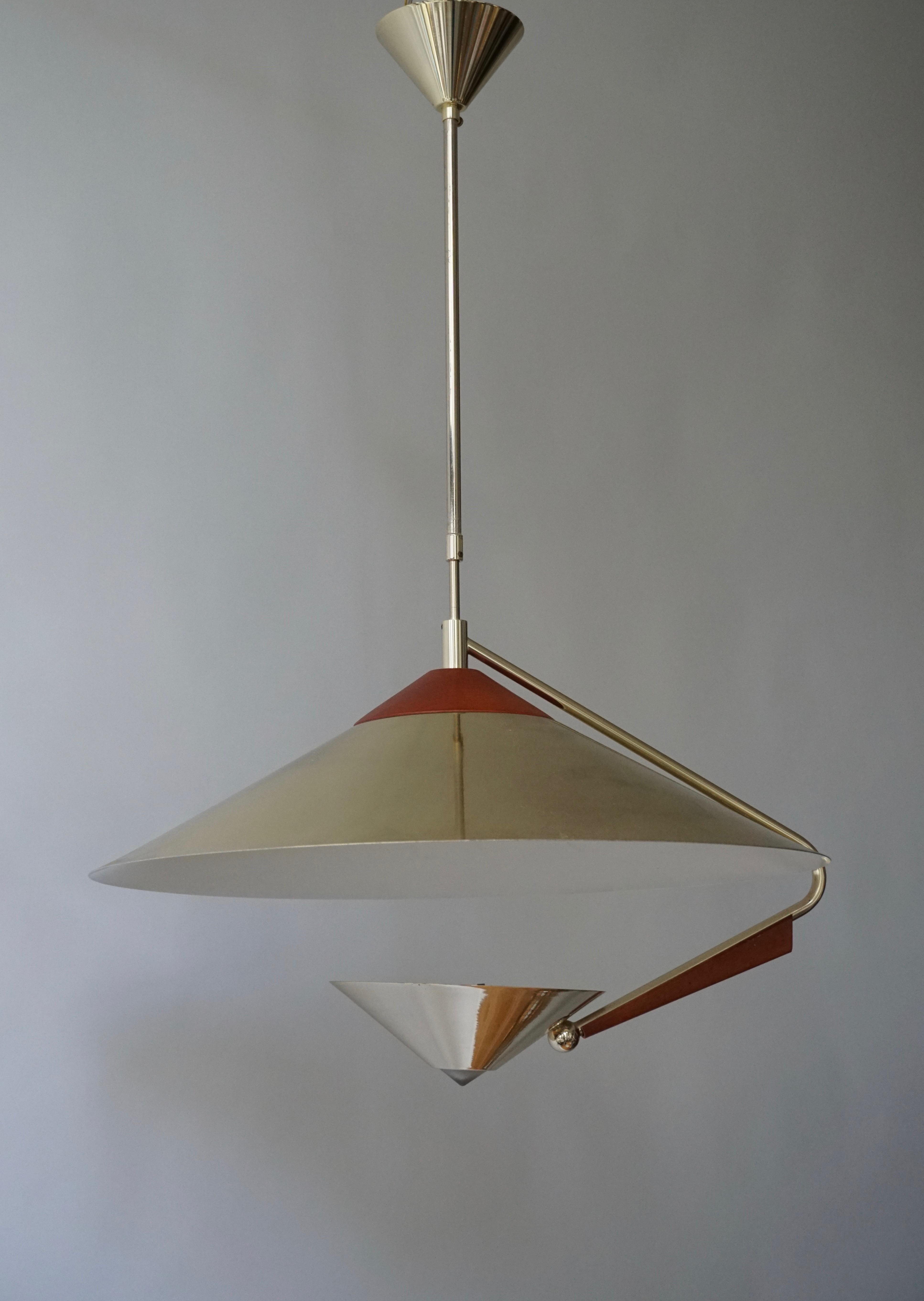 Italian brass ceiling light with halogen lamp of up to 200 watts.
The brass tube can be extended to a length of 37.4 inch (95 cm).This is a telescope tube that can be pushed in and out to the desired length.
Measures: 
Diameter 19.6 inch (50