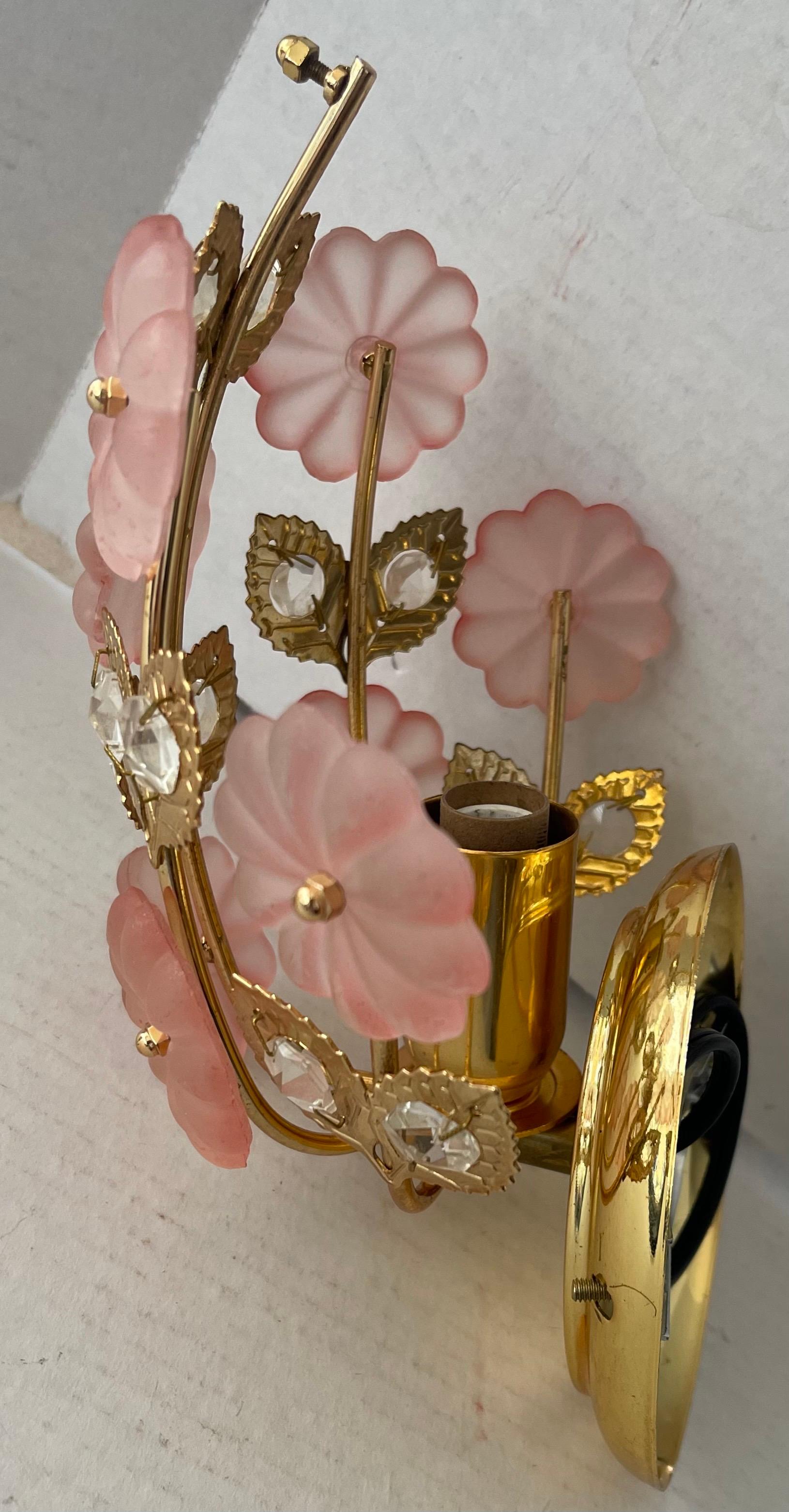 Scontrino singolo in ottone italiano e vetro a fiori rosa in vendita 2