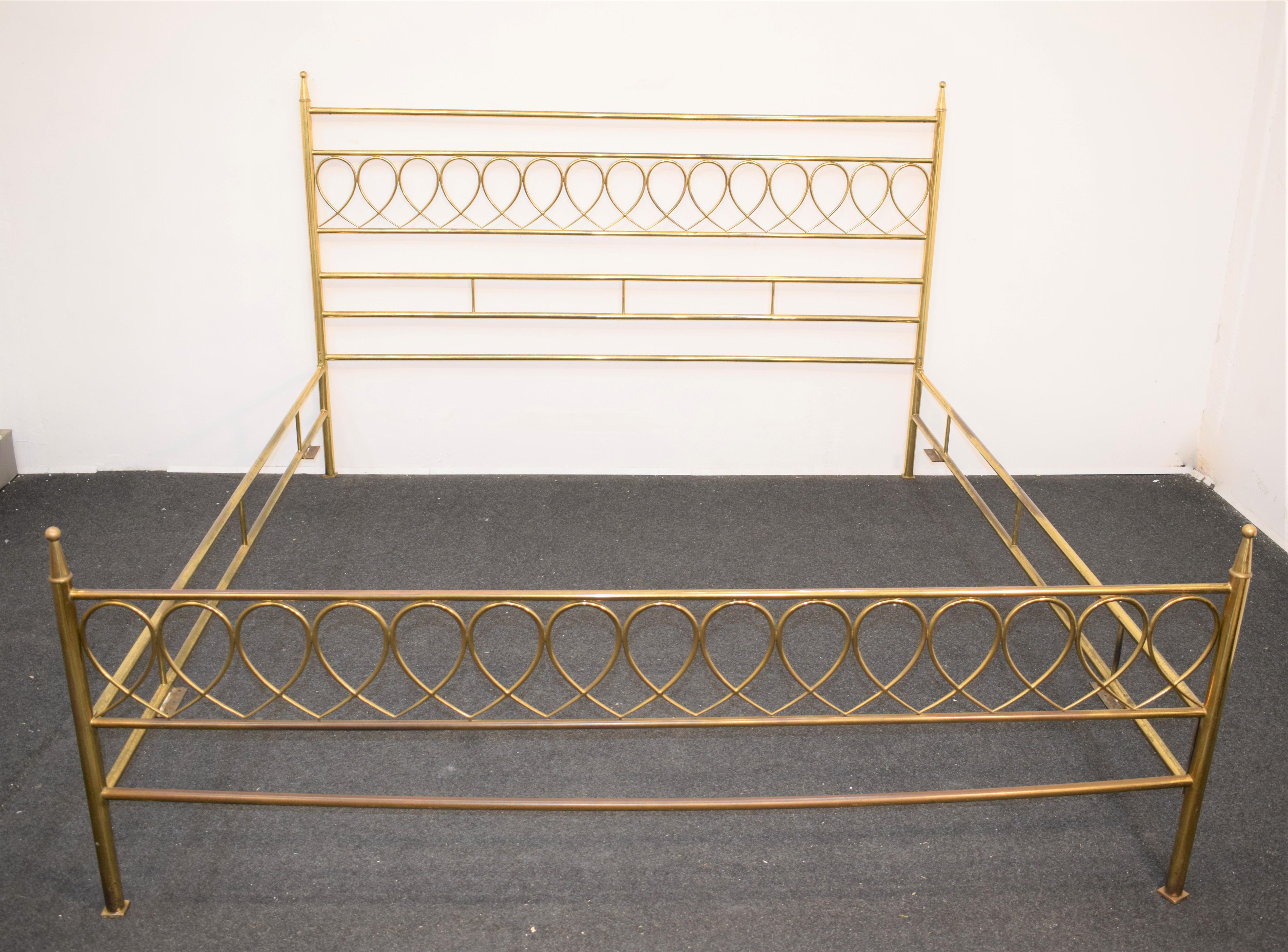 Italian brass queen bed, 1950s.
Dimensions of mattress: 200 x 175 cm.