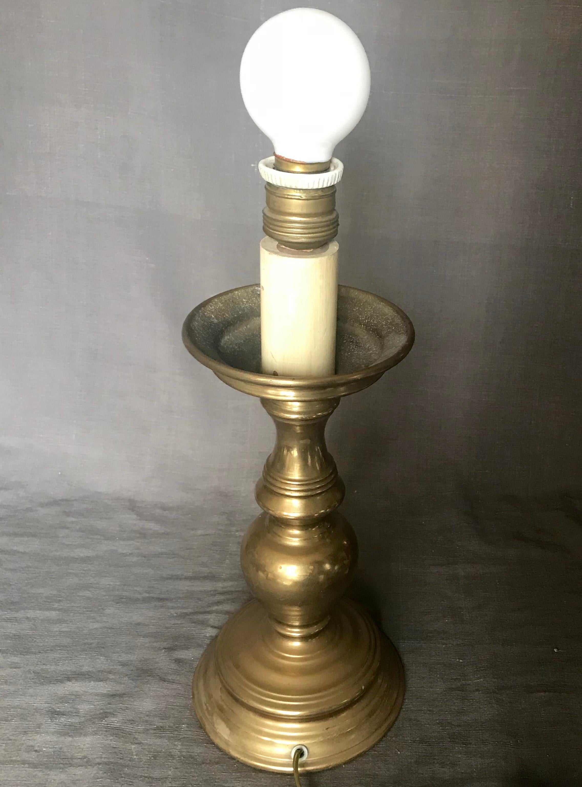 Italian brass reading lamp. Vintage Italian hotel candlestick form lamp for bedside table or desk in original brass patina, newly rewired with cord switch and original vendor’s label from Piazza S.Marco in Venice. Italy , circa 1940.
Dimensions: