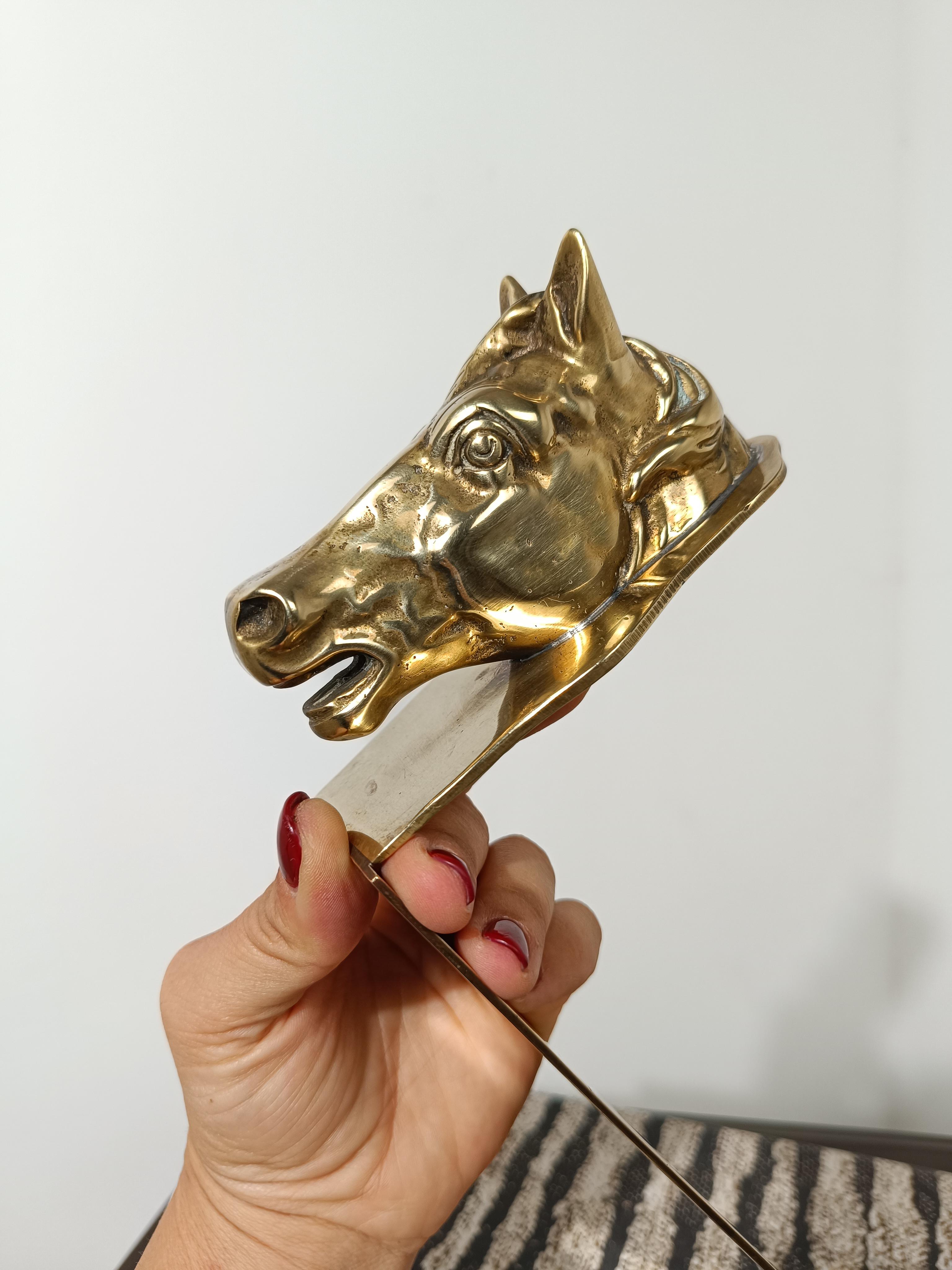 Fermalibro scultoreo equestre italiano in ottone a forma di testa di cavallo, anni '70 In condizioni buone in vendita a Roma, IT
