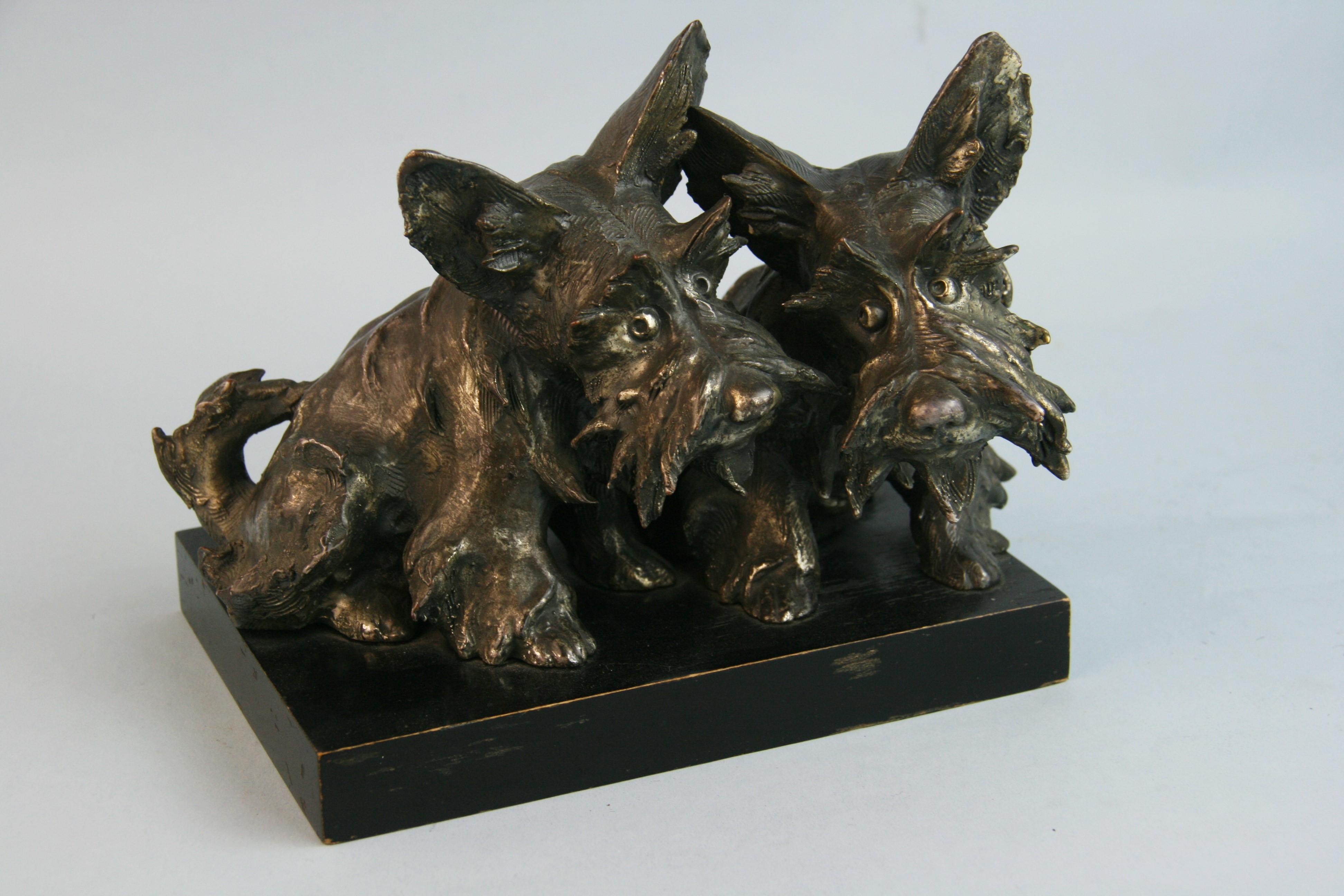 1155 Sculpture italienne en laiton représentant deux terriers écossais sur une base en bois.