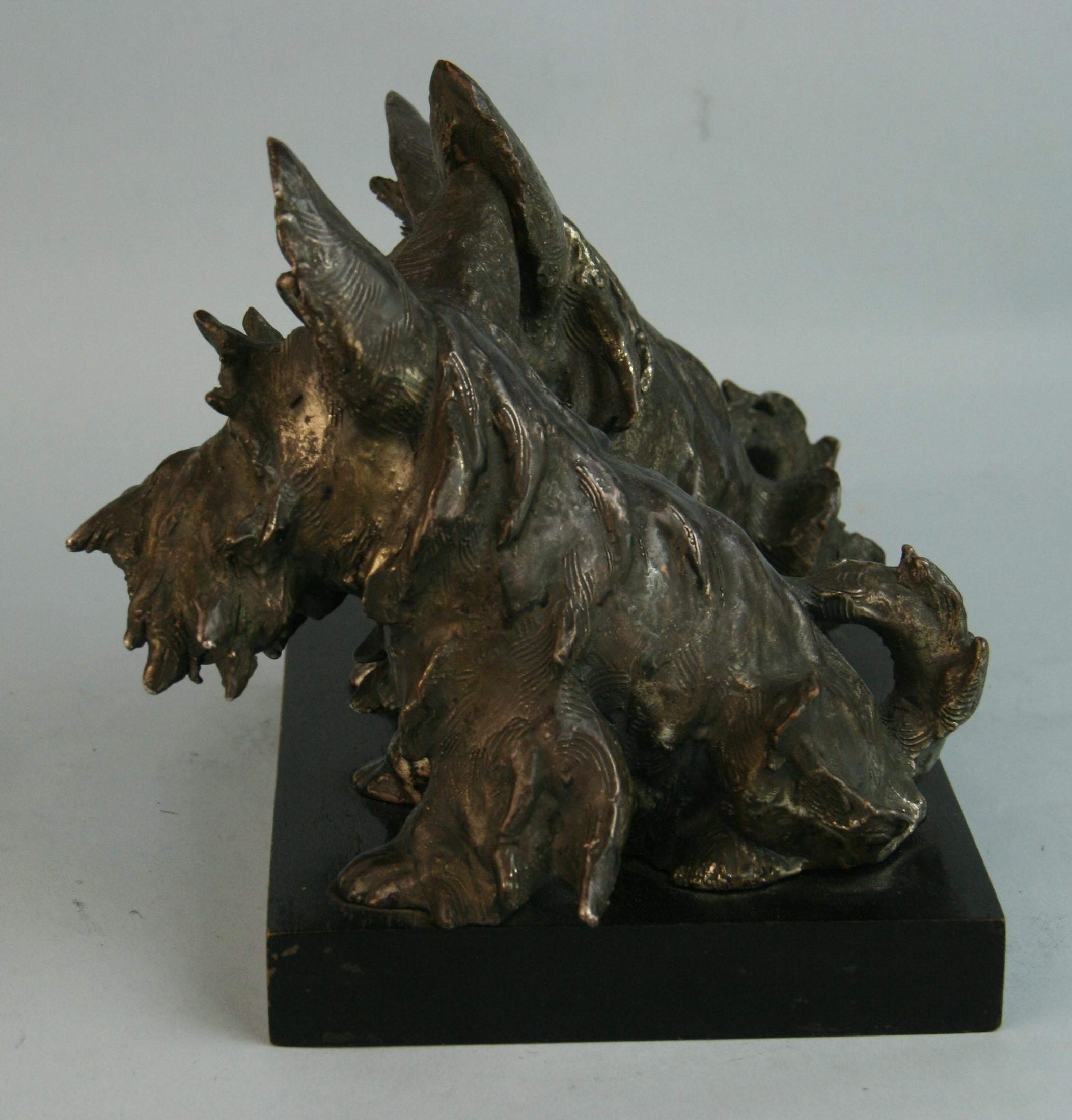 Sculpture italienne en laiton de deux chiens terriers écossais en vente 2