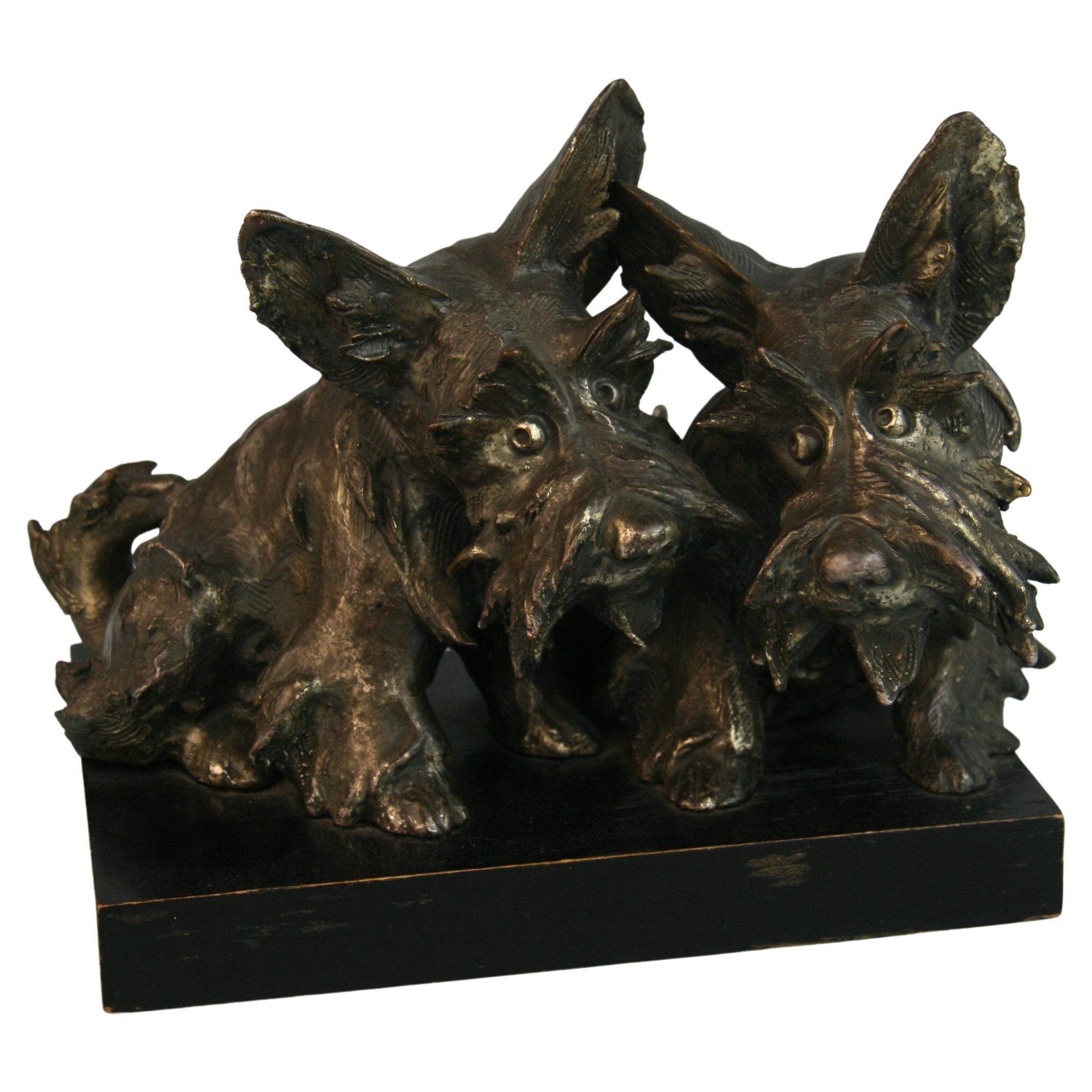 Sculpture italienne en laiton de deux chiens terriers écossais en vente