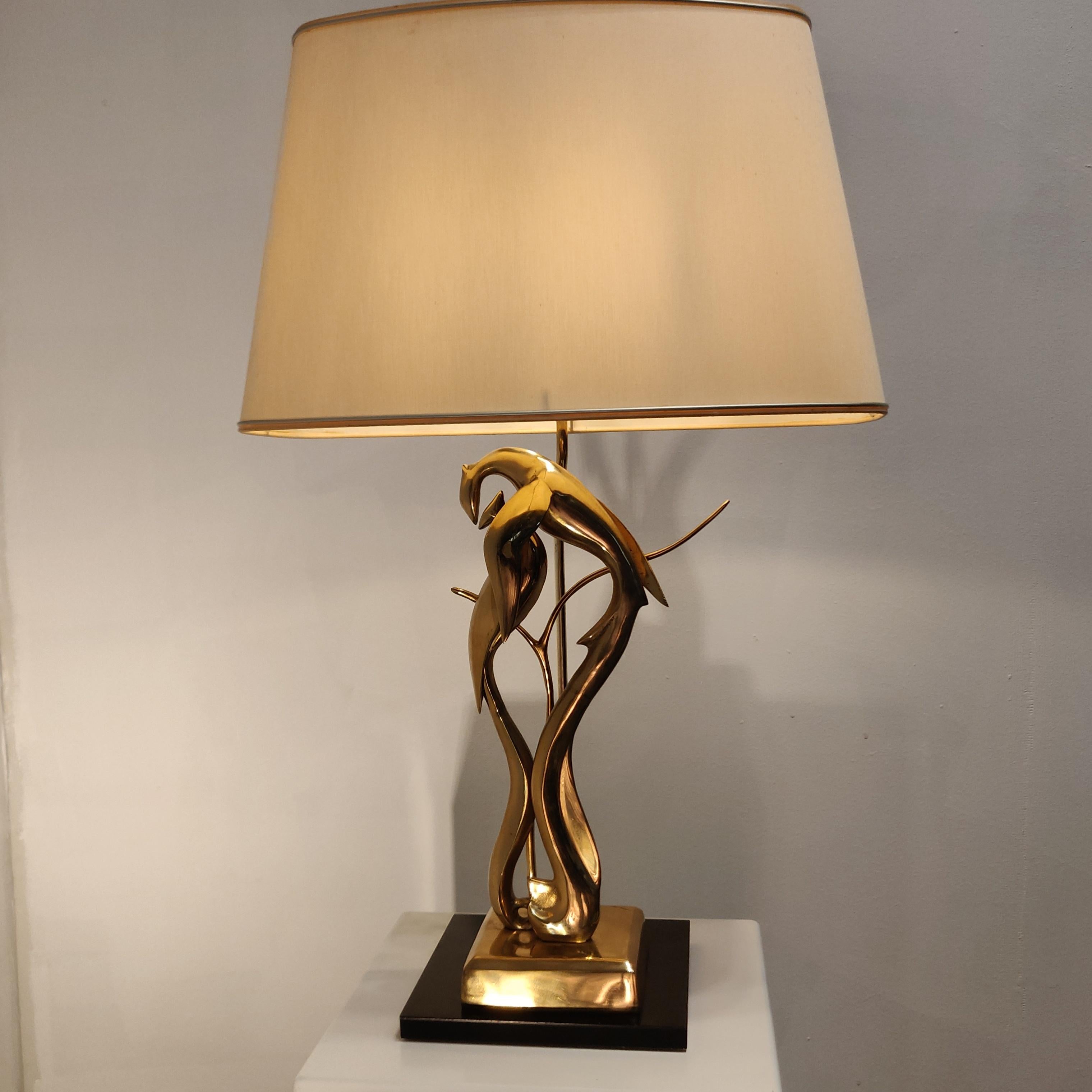 Mid-Century Modern, Hollywood Regency style large brass sculpture table lamp, Regina, Italy, 1970s.
 
Solid brass sculpture base with original shade.

The sculpture is a abstract bird mother protecting her child with her wings.

Dimensions of