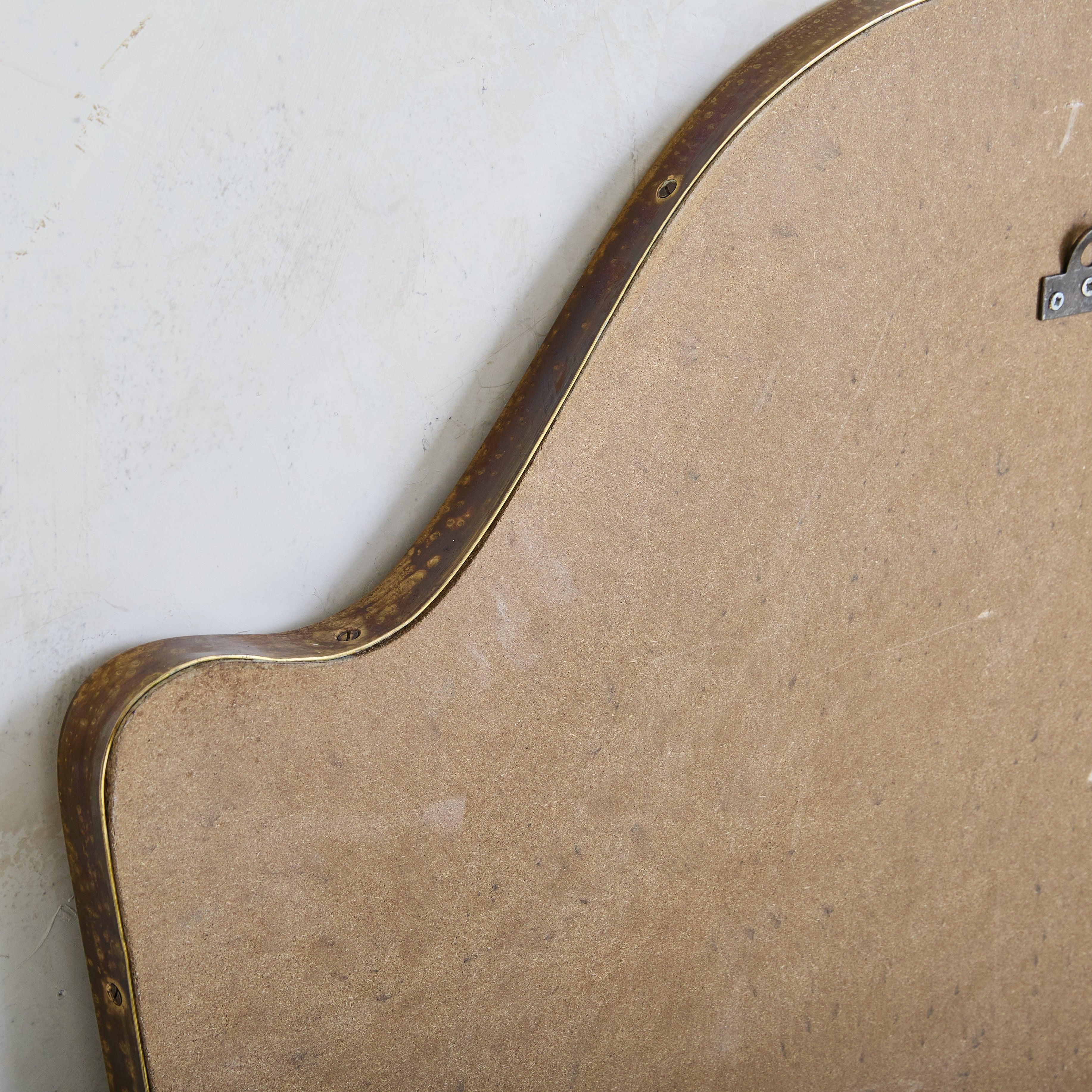 Specchio da parete a forma di scudo in ottone italiano n. 09, anni '70 - 2 disponibili in vendita 3