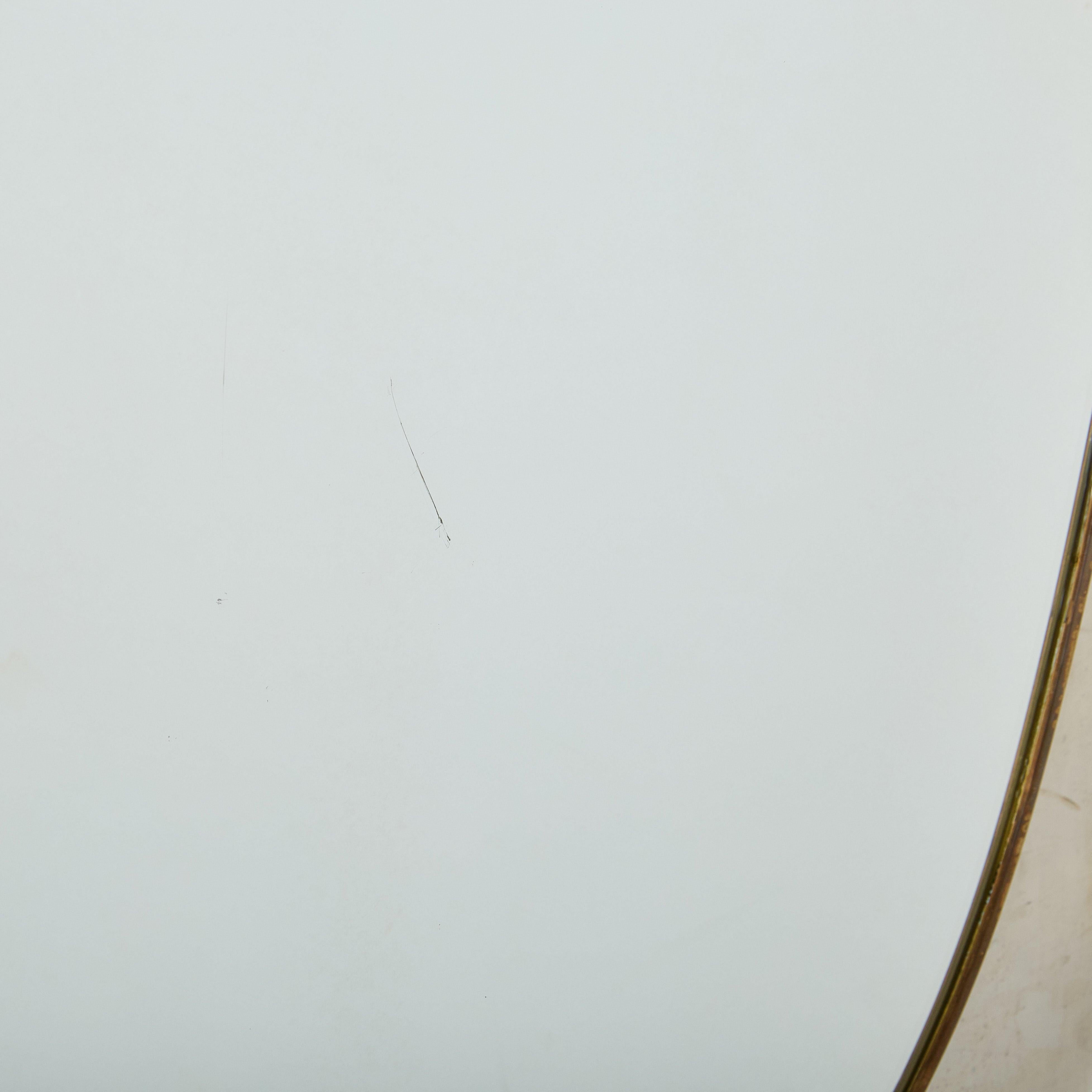 Specchio da parete a forma di scudo in ottone italiano n. 09, anni '70 - 2 disponibili In condizioni buone in vendita a Chicago, IL
