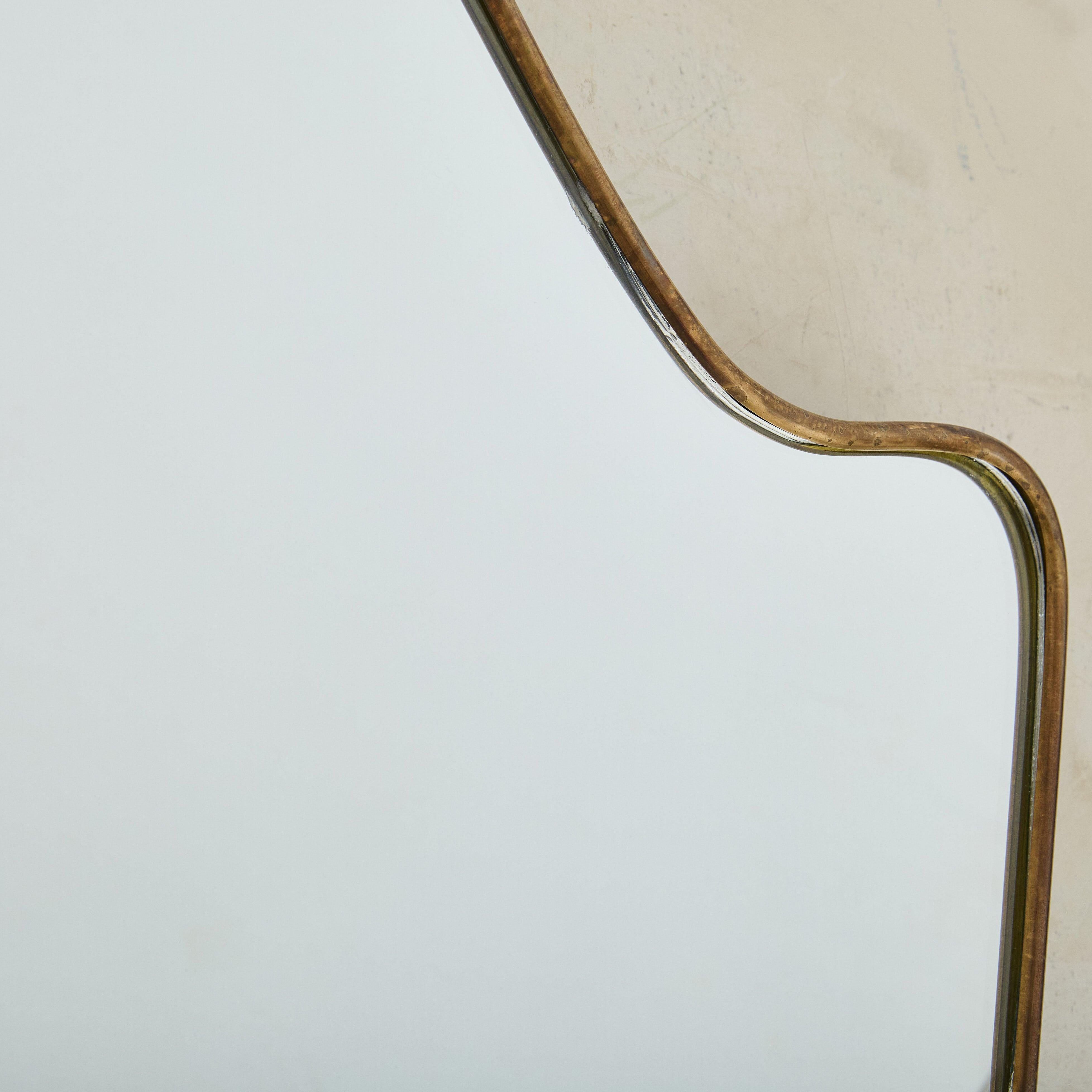 Ottone Specchio da parete a forma di scudo in ottone italiano n. 09, anni '70 - 2 disponibili in vendita