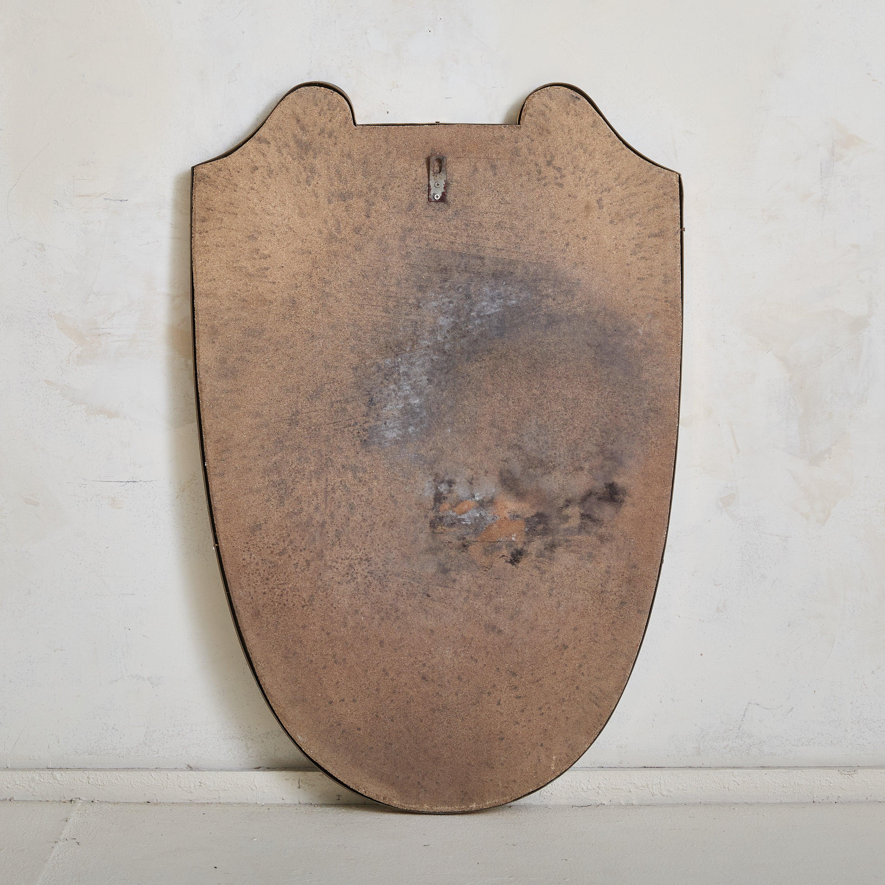 Specchio da parete italiano a forma di scudo in ottone n. 1, anni '70 in vendita 3