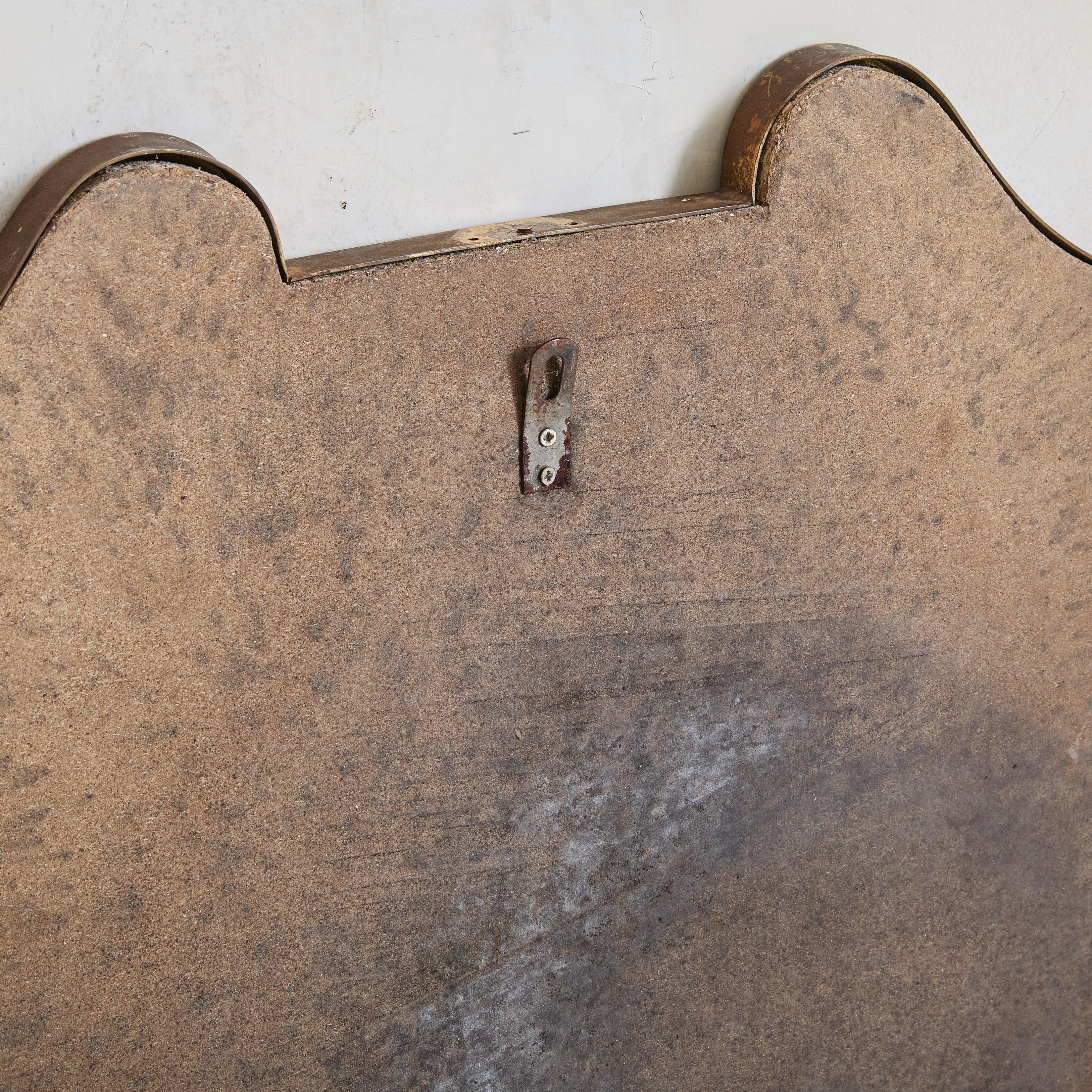 Specchio da parete italiano a forma di scudo in ottone n. 1, anni '70 in vendita 4