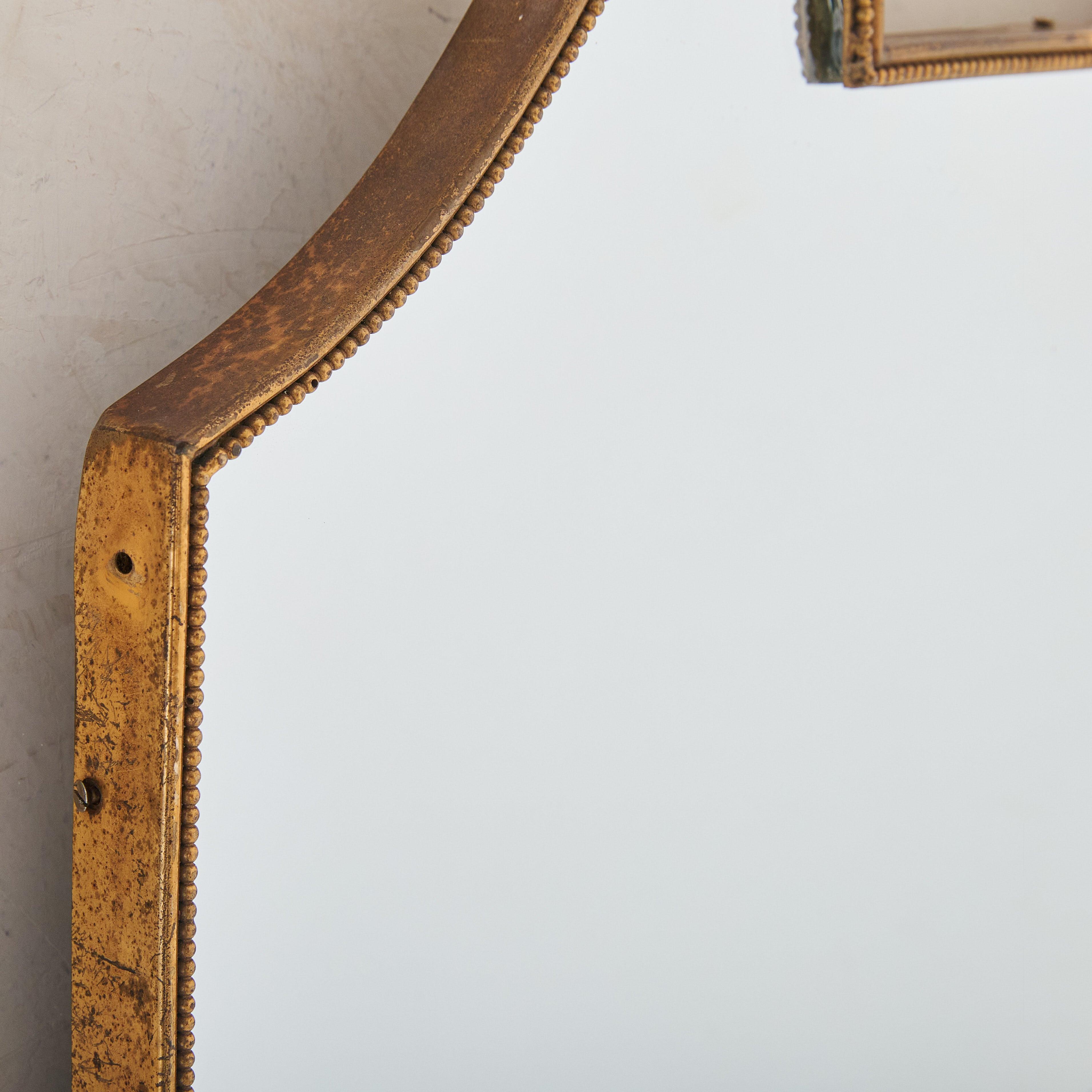 Italiano Specchio da parete italiano a forma di scudo in ottone n. 1, anni '70 in vendita