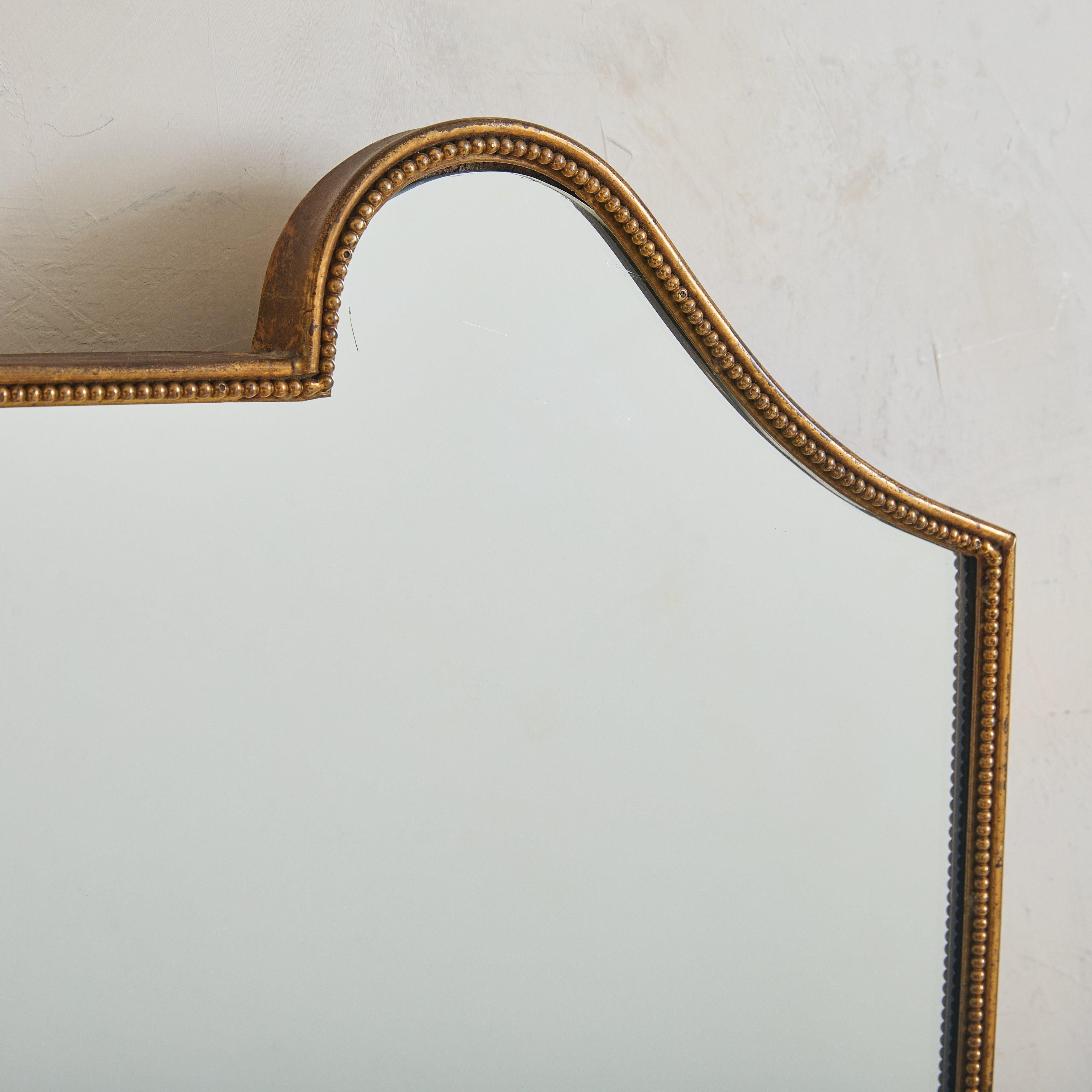 Specchio da parete italiano a forma di scudo in ottone n. 1, anni '70 In condizioni buone in vendita a Chicago, IL