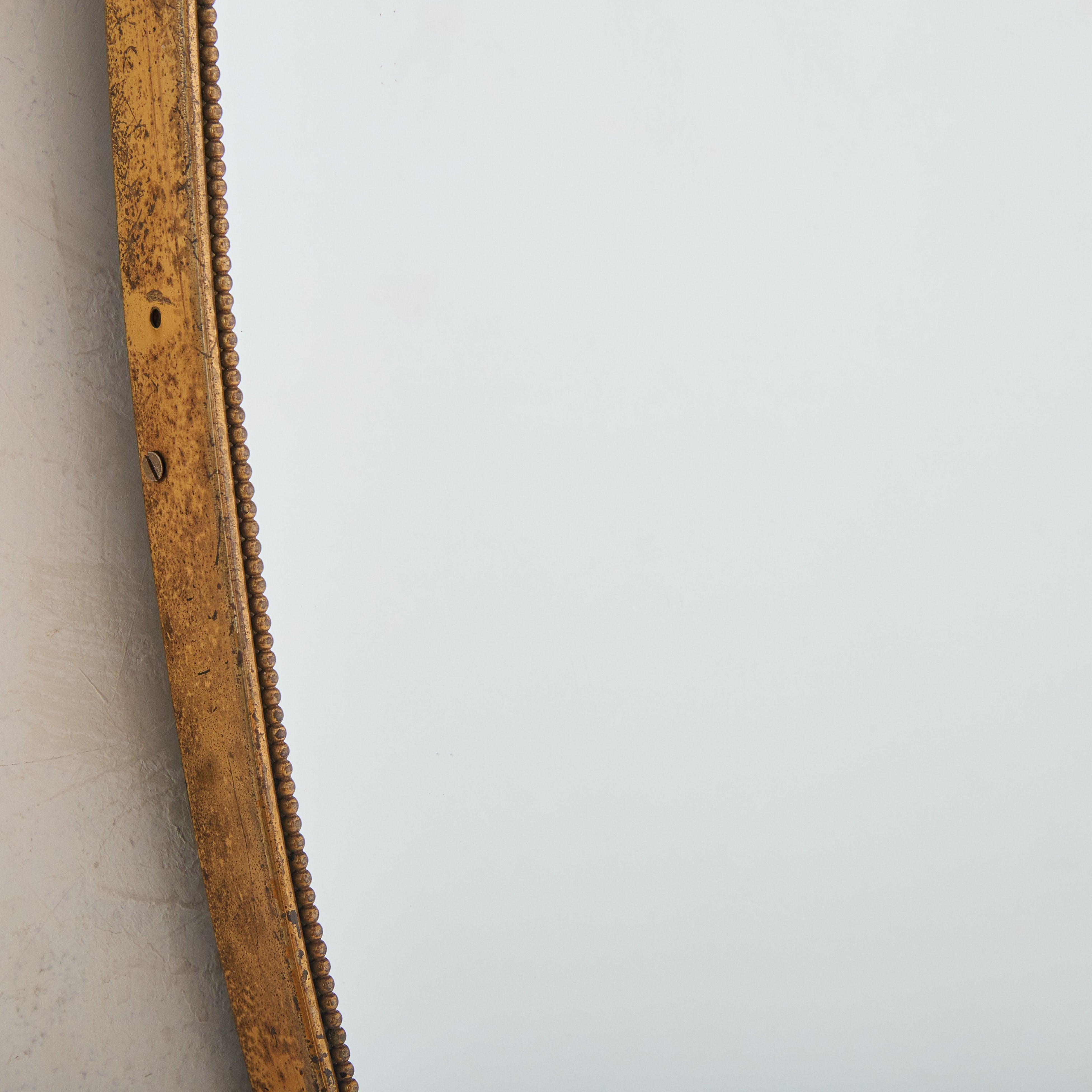 Fine XX secolo Specchio da parete italiano a forma di scudo in ottone n. 1, anni '70 in vendita