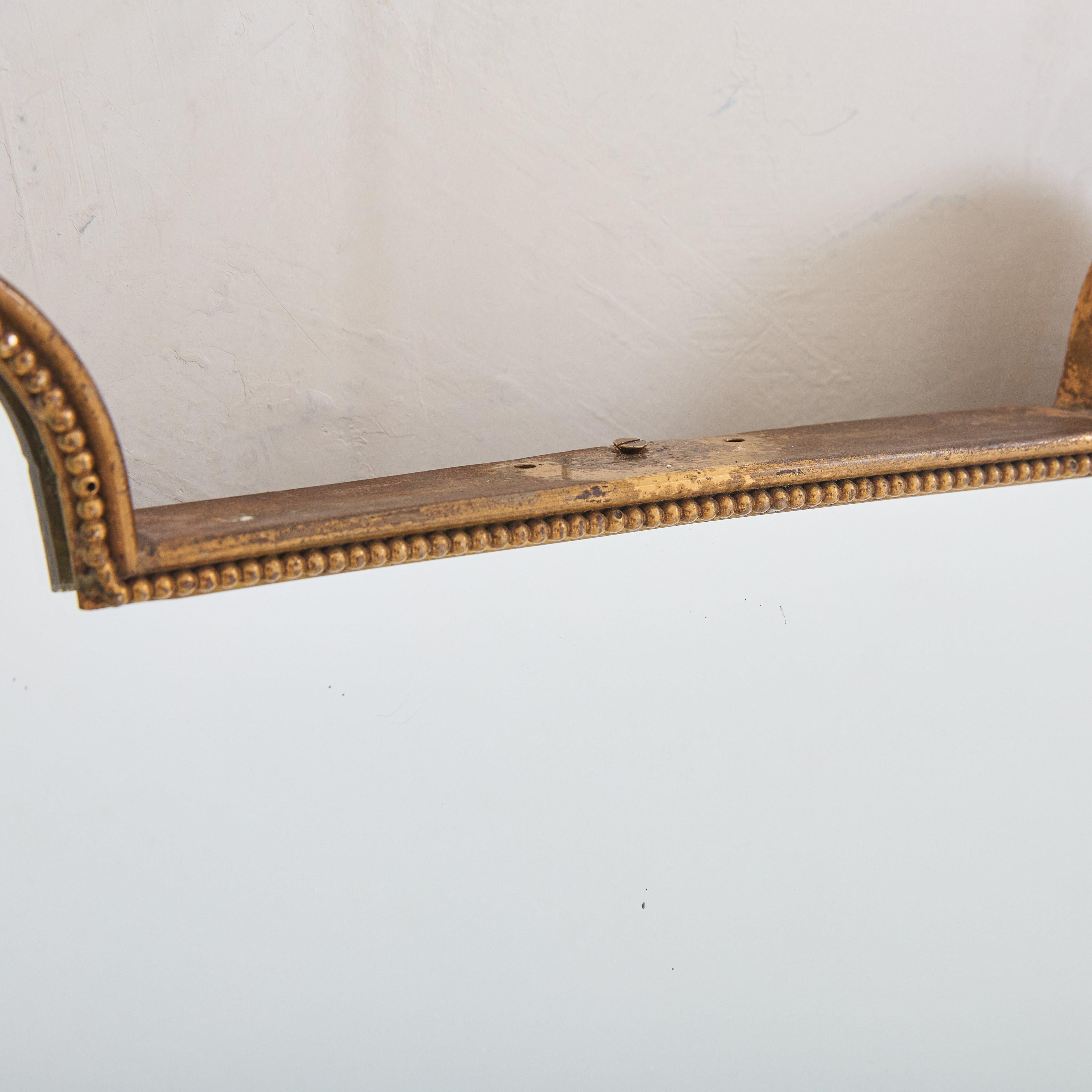 Specchio da parete italiano a forma di scudo in ottone n. 1, anni '70 in vendita 1
