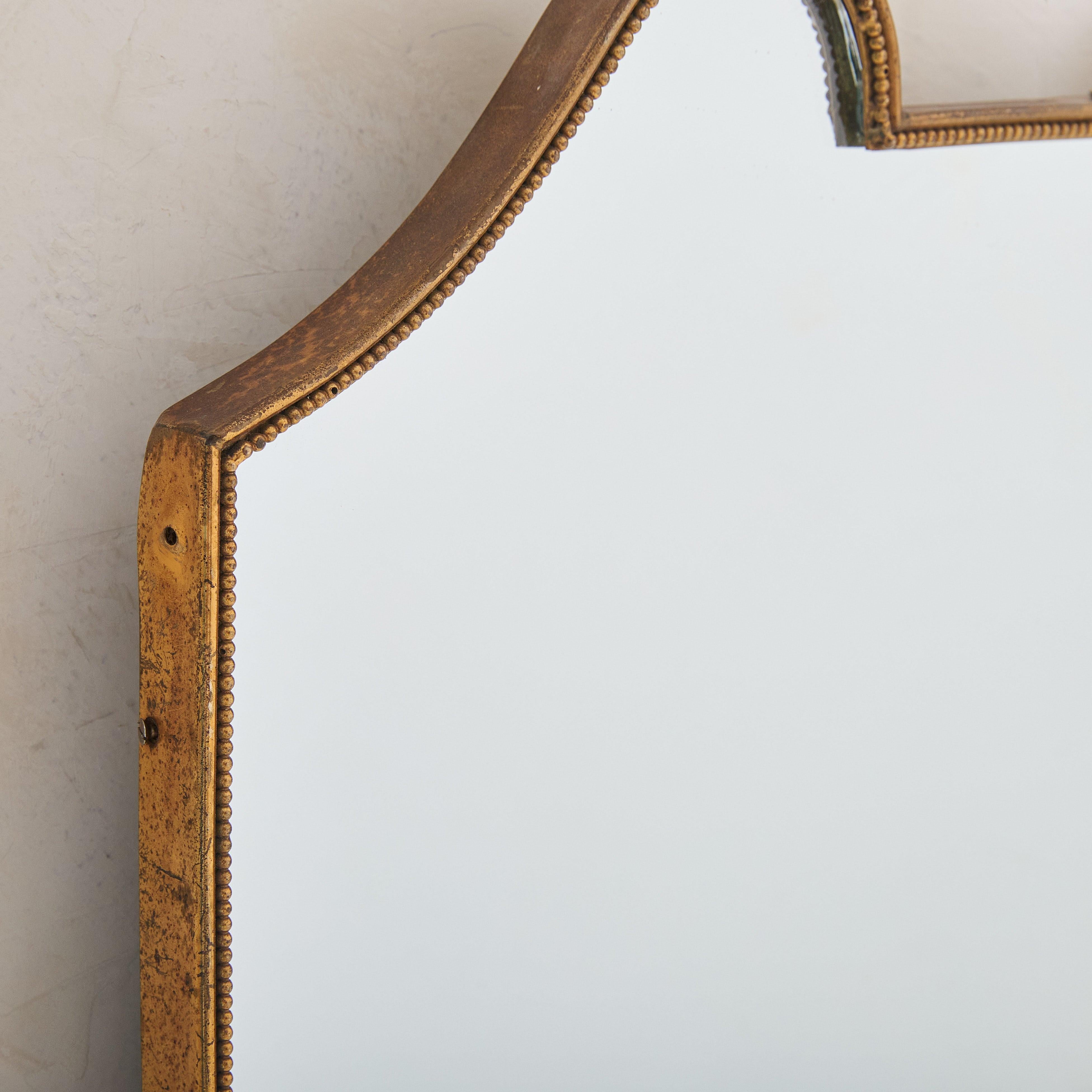Specchio da parete italiano a forma di scudo in ottone n. 1, anni '70 in vendita 2