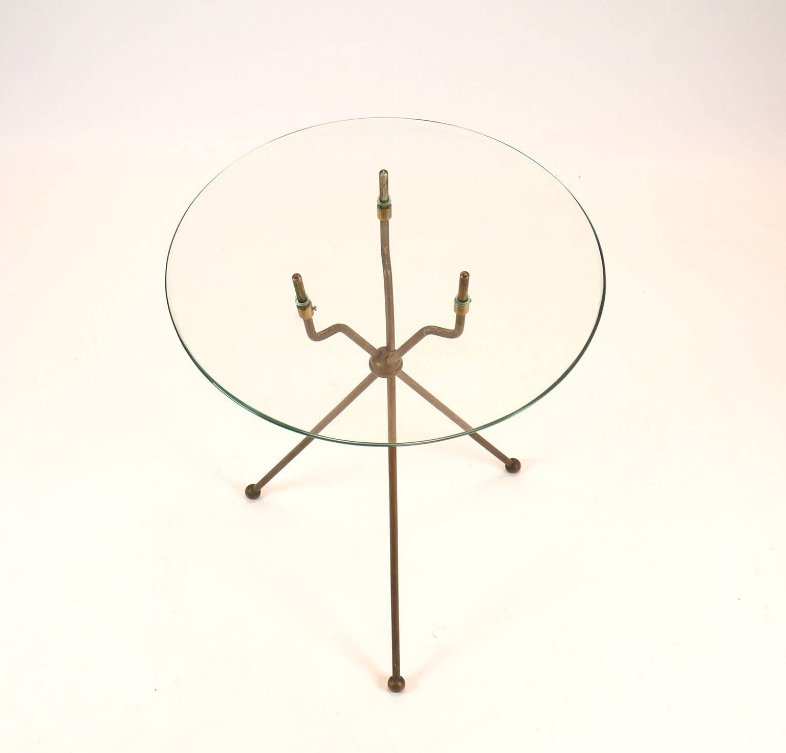 Very nice and rare side  table design attruibuted to Gino  Sarfatti  who together to the most modern and conceptual lamps of 20th century also designed some small brass   furniture including small tables.
Here we find a Folding brass frame with a