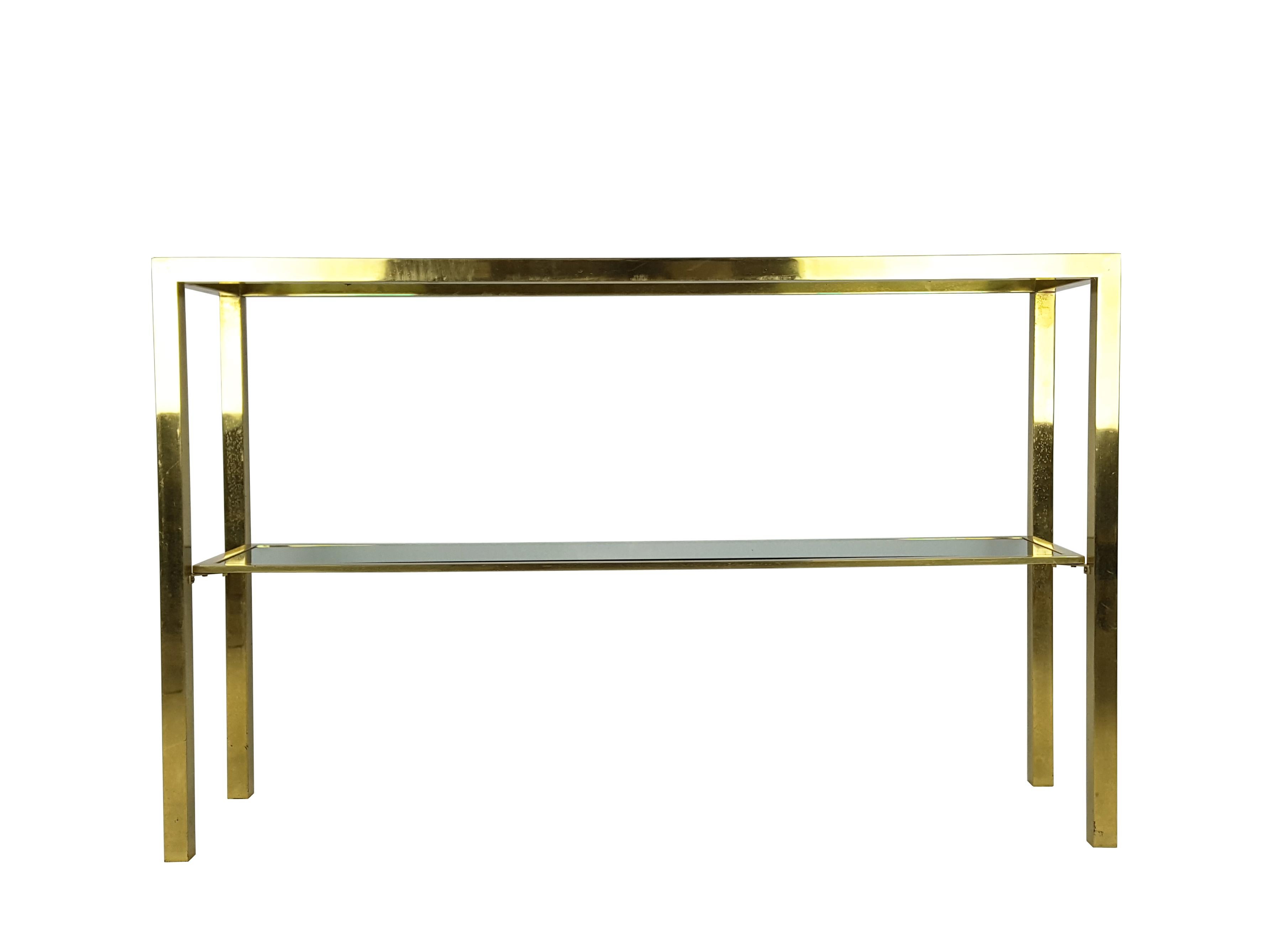 Minimal brass structure with 2 smoked glass shelves. Very good condition: normal oxidation patina.