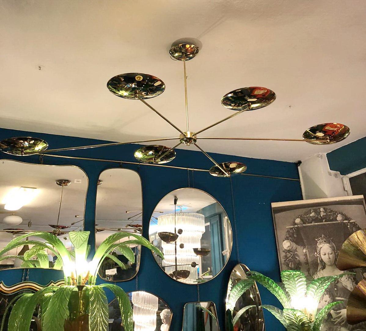 Ispirata al design italiano del midcentury, questa plafoniera/parete sarà il centro dell'attenzione dei tuoi interni. I bracci si irradiano intorno allo stelo e terminano ciascuno con un paralume in ottone. Un'attraente lampada architettonica da